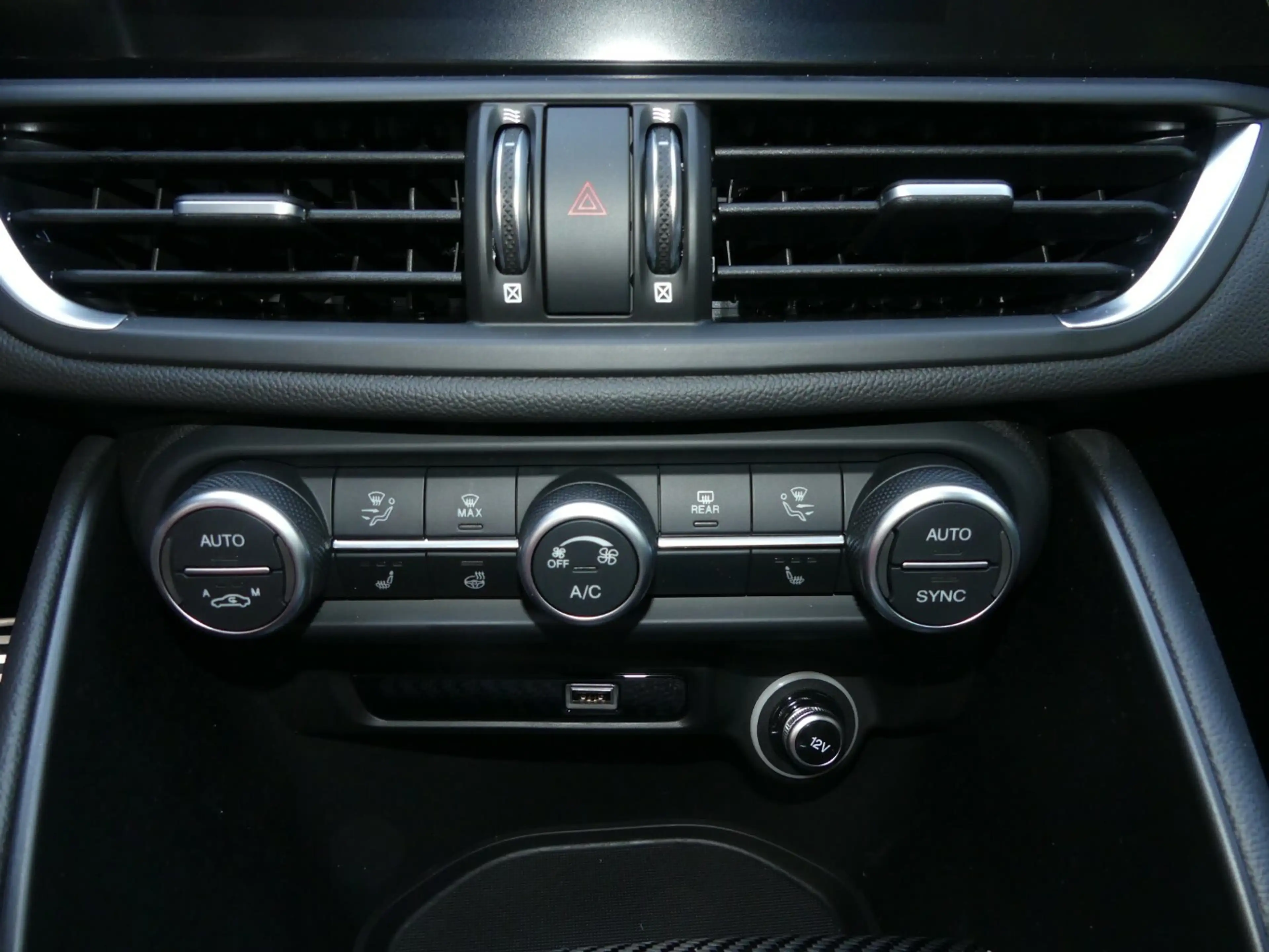 Alfa Romeo Giulia Quadrifoglio Oro 2.9 V6 Bi-Turbo AT8 — photo 11