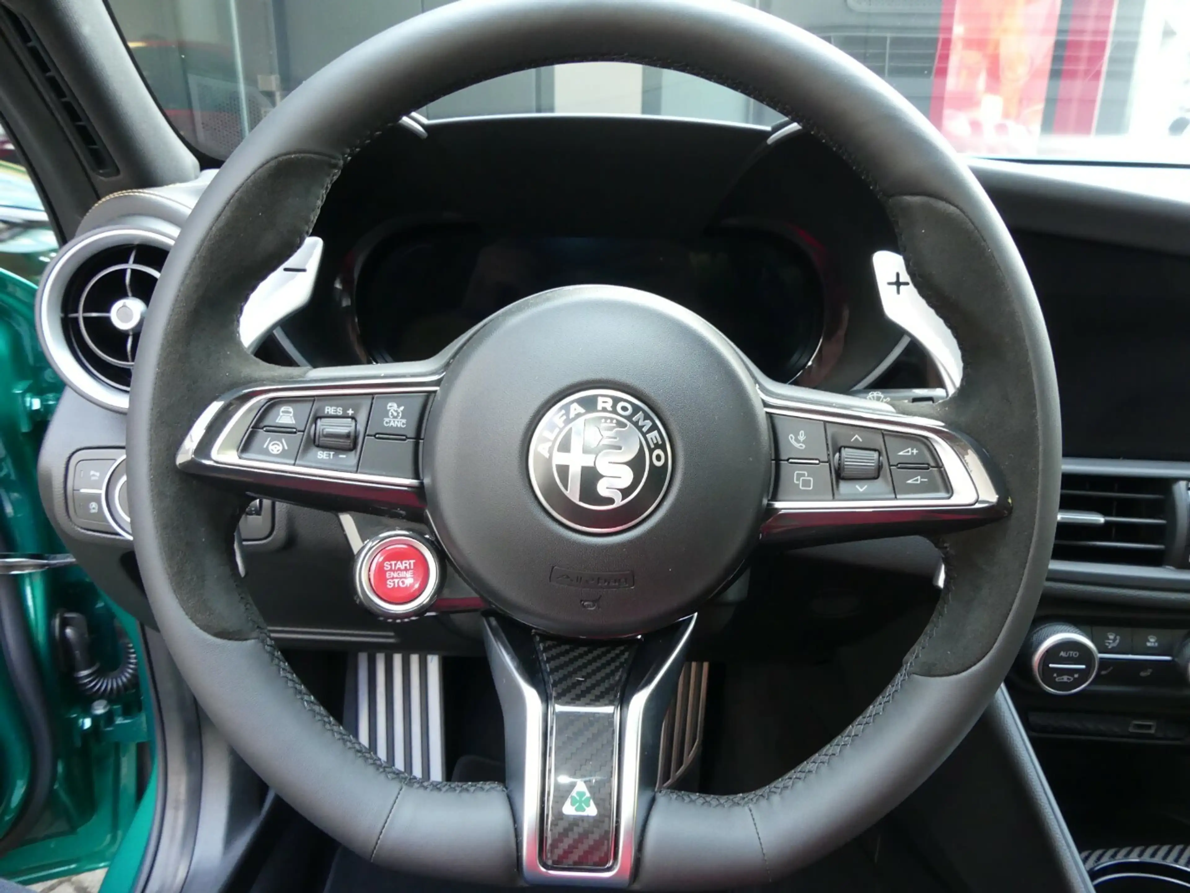 Alfa Romeo Giulia Quadrifoglio Oro 2.9 V6 Bi-Turbo AT8 — photo 13
