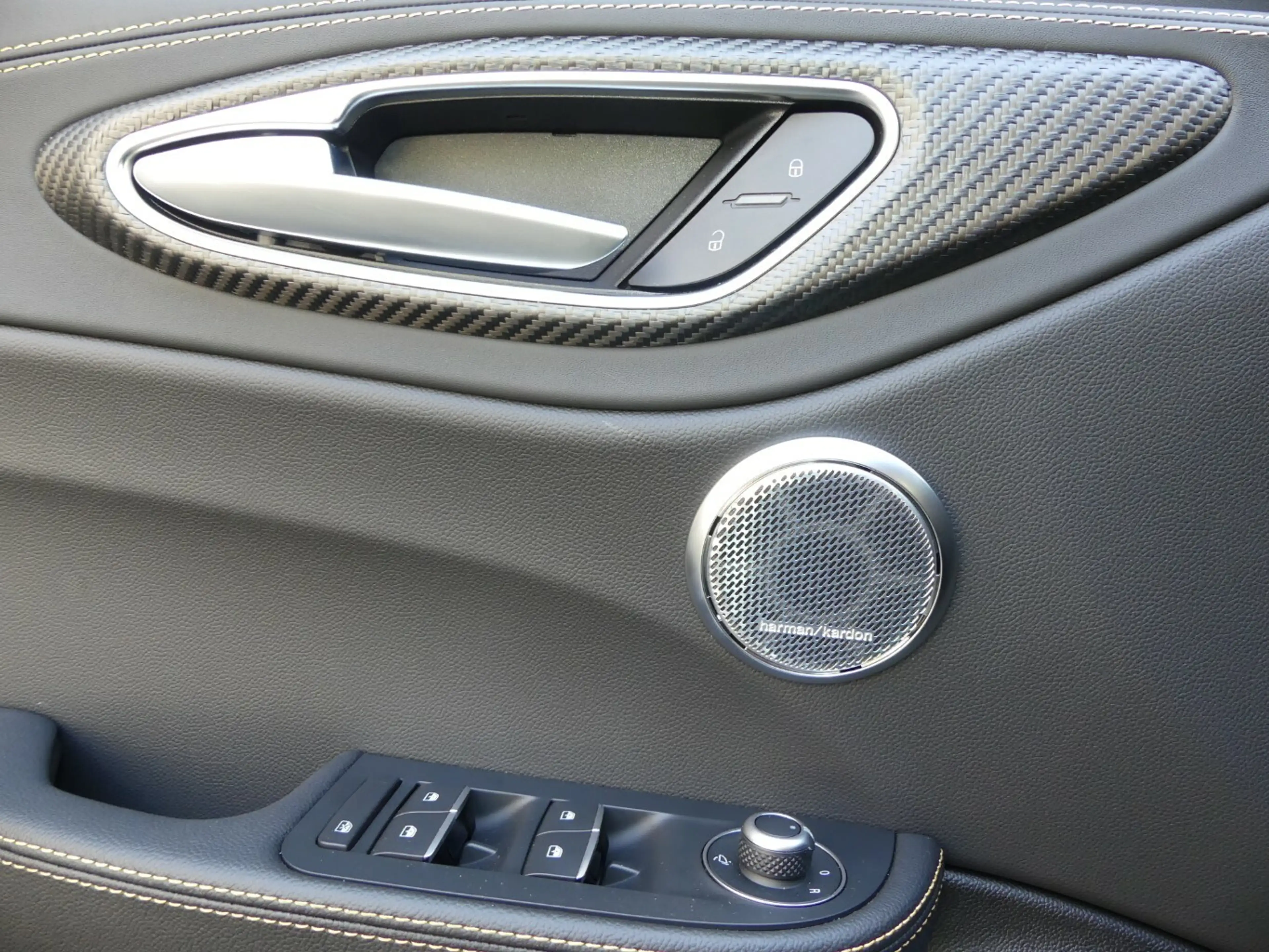 Alfa Romeo Giulia Quadrifoglio Oro 2.9 V6 Bi-Turbo AT8 — photo 10
