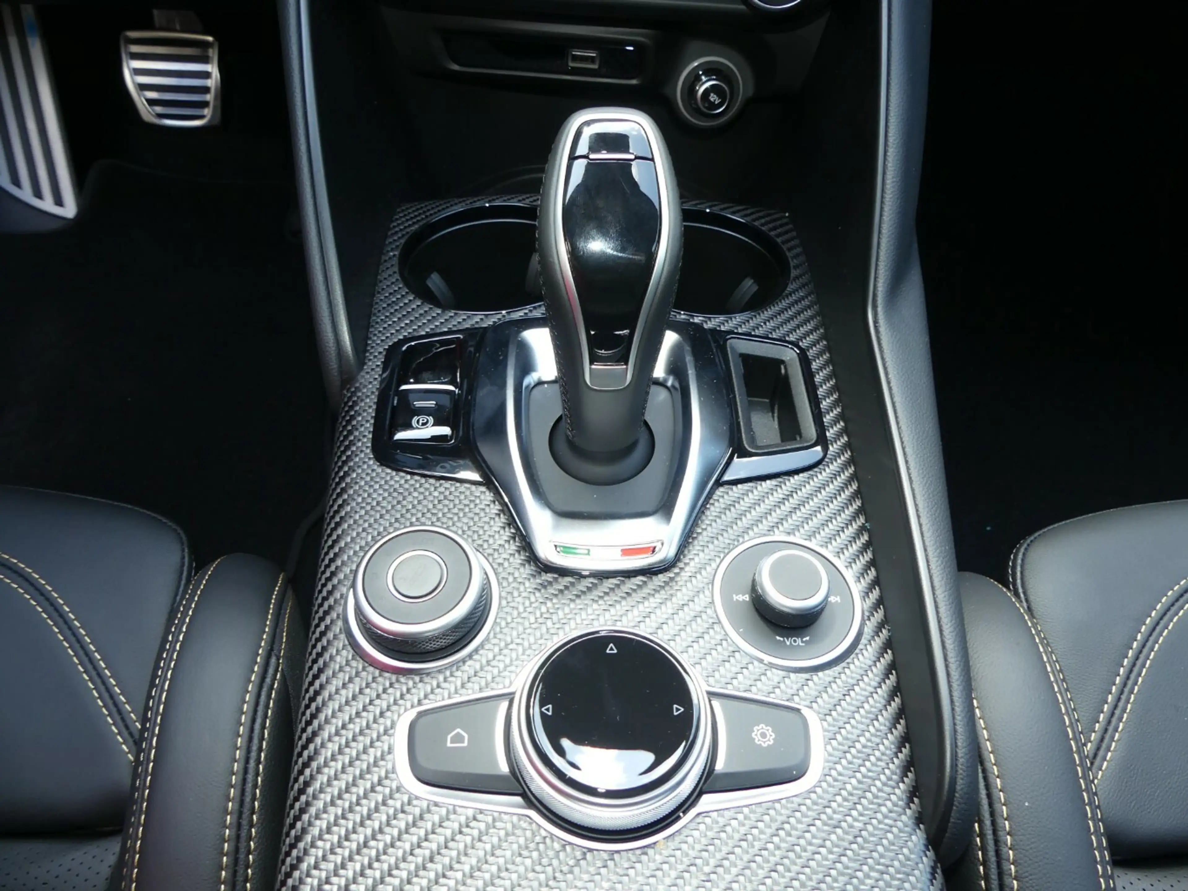 Alfa Romeo Giulia Quadrifoglio Oro 2.9 V6 Bi-Turbo AT8 — photo 12