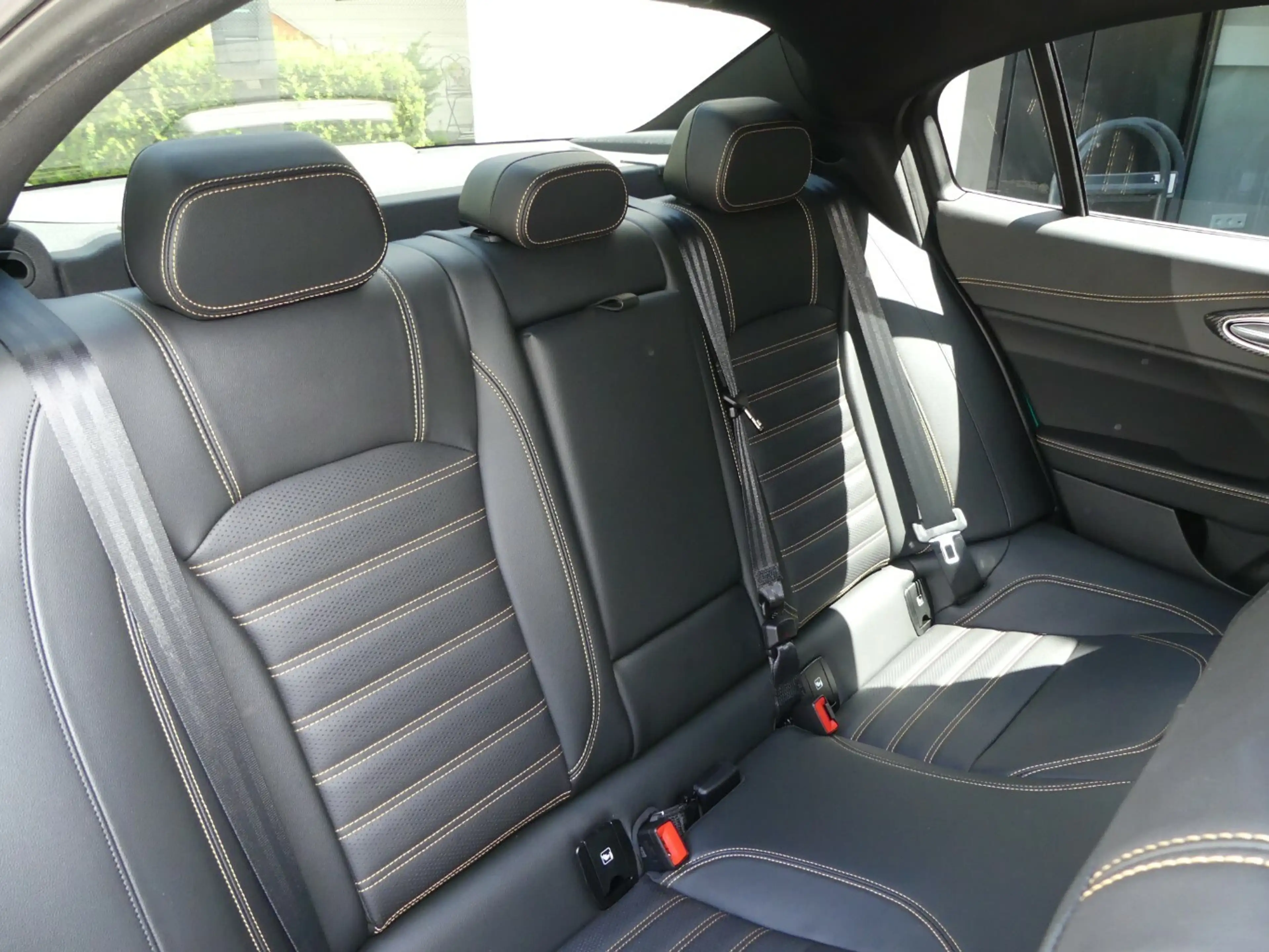 Alfa Romeo Giulia Quadrifoglio Oro 2.9 V6 Bi-Turbo AT8 — photo 6