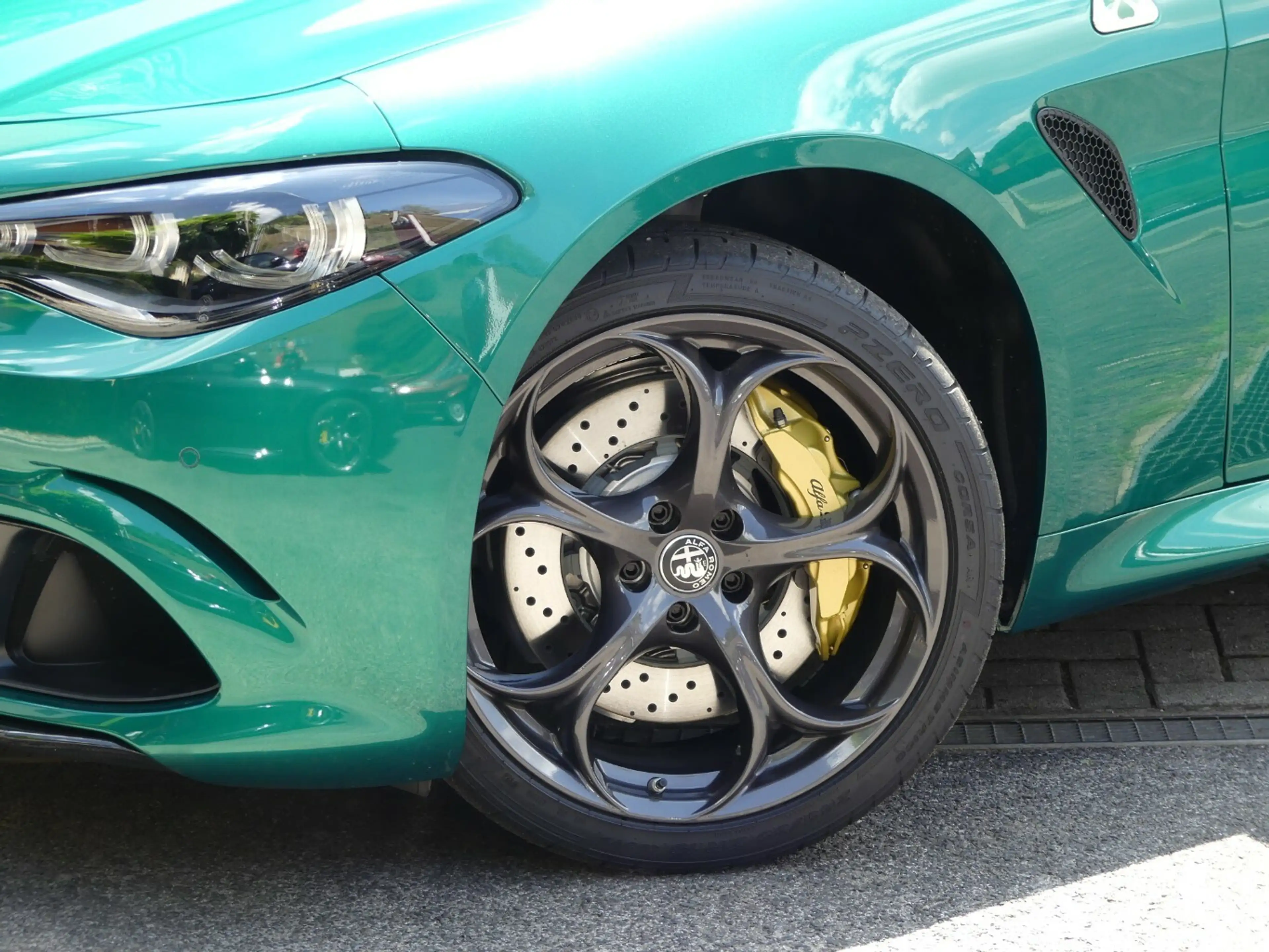 Alfa Romeo Giulia Quadrifoglio Oro 2.9 V6 Bi-Turbo AT8 — photo 3