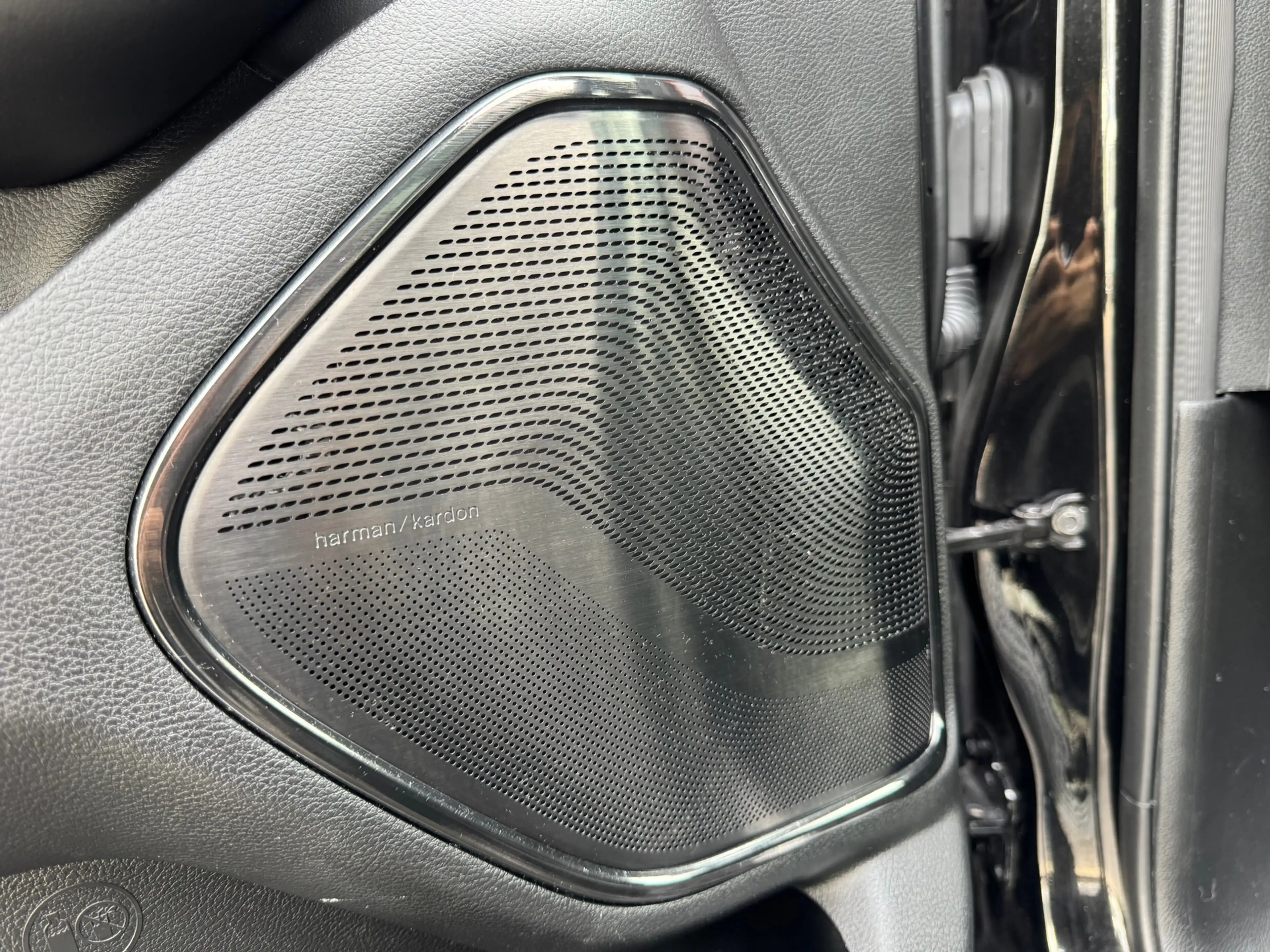 Dodge RAM 1500 5.7 V8 4x4 Crew Cab Limited Pano | H&K | HUD — photo 40
