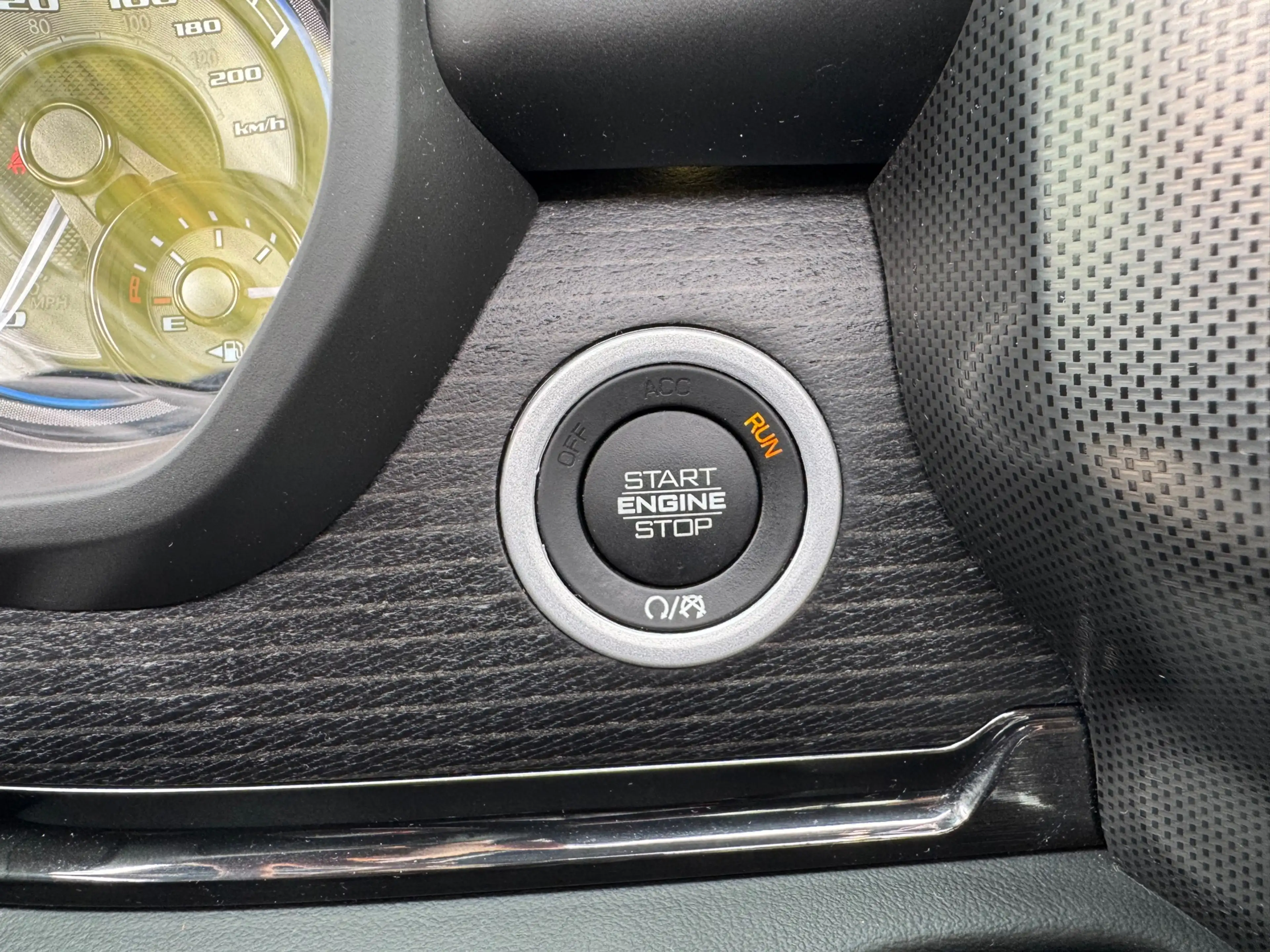 Dodge RAM 1500 5.7 V8 4x4 Crew Cab Limited Pano | H&K | HUD — photo 36