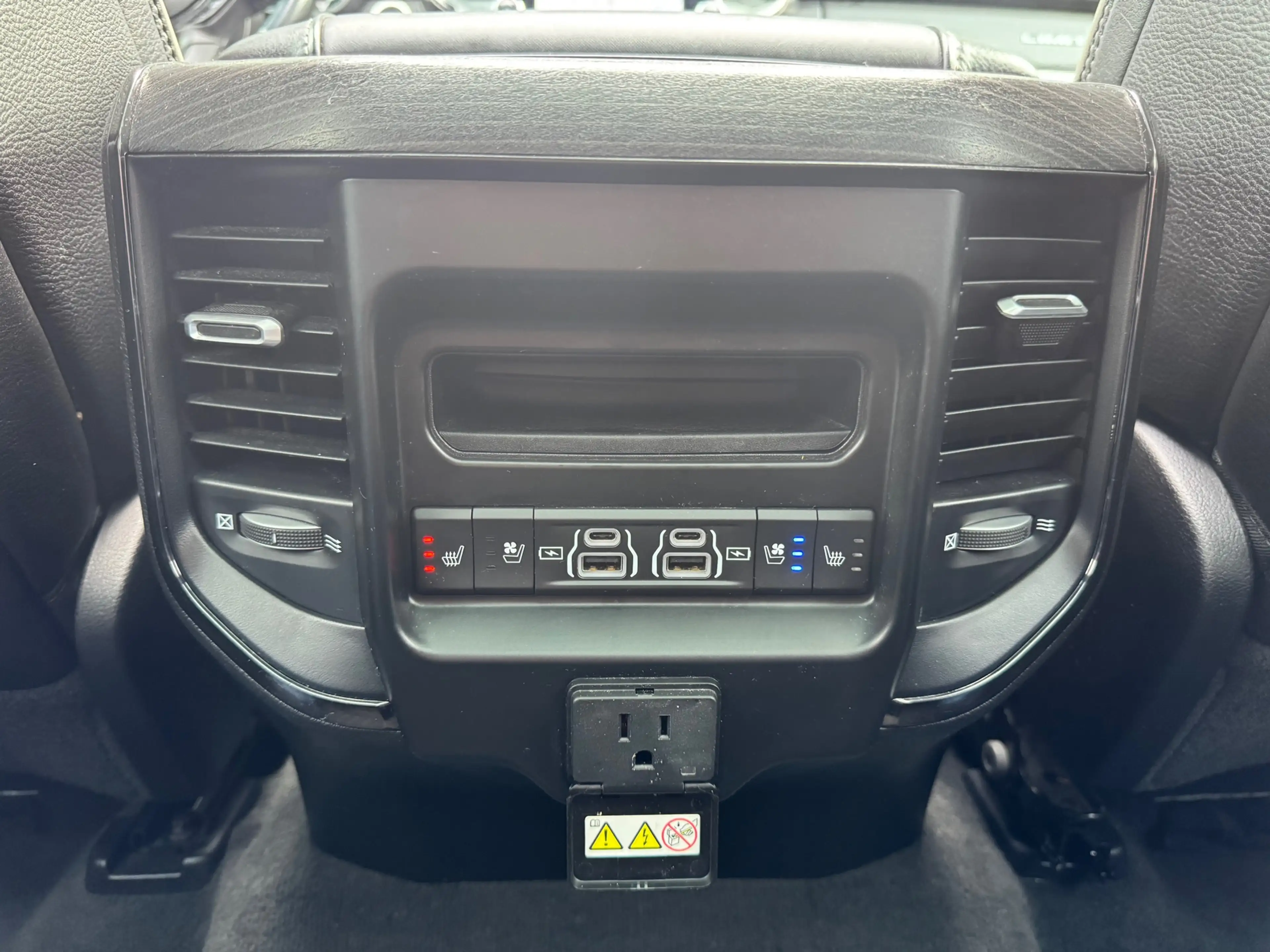 Dodge RAM 1500 5.7 V8 4x4 Crew Cab Limited Pano | H&K | HUD — photo 38