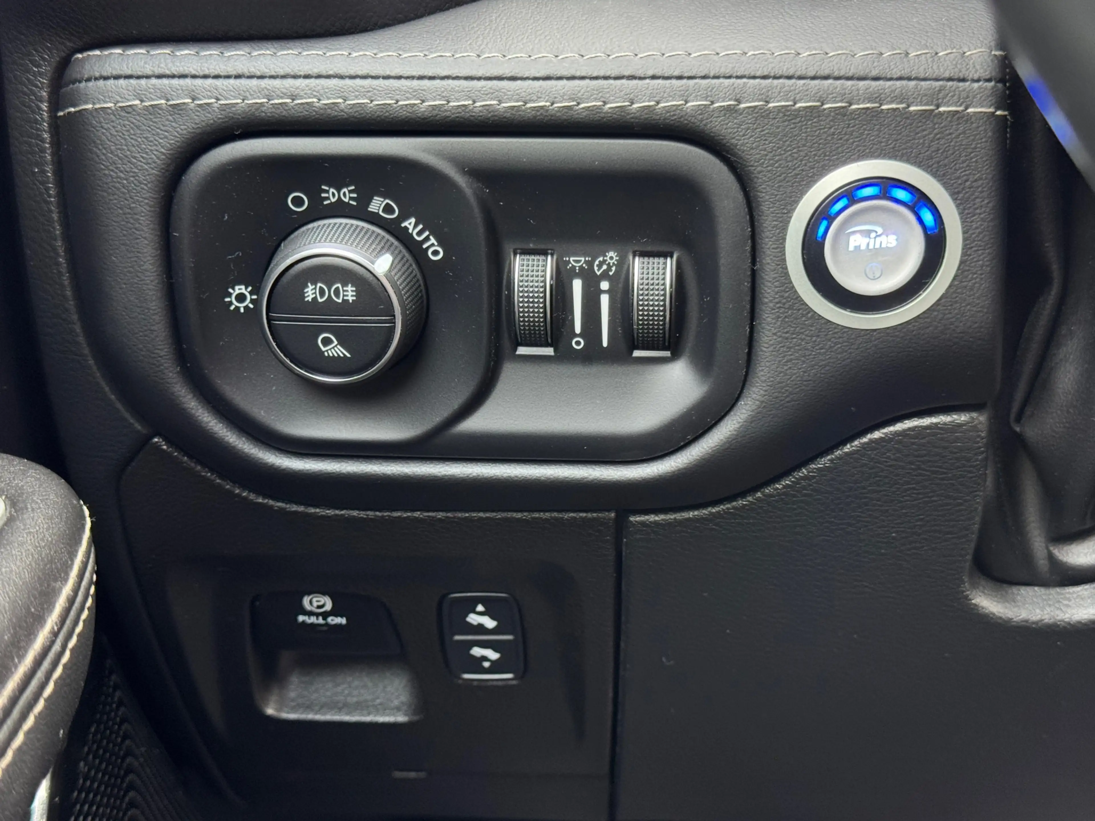Dodge RAM 1500 5.7 V8 4x4 Crew Cab Limited Pano | H&K | HUD — photo 35