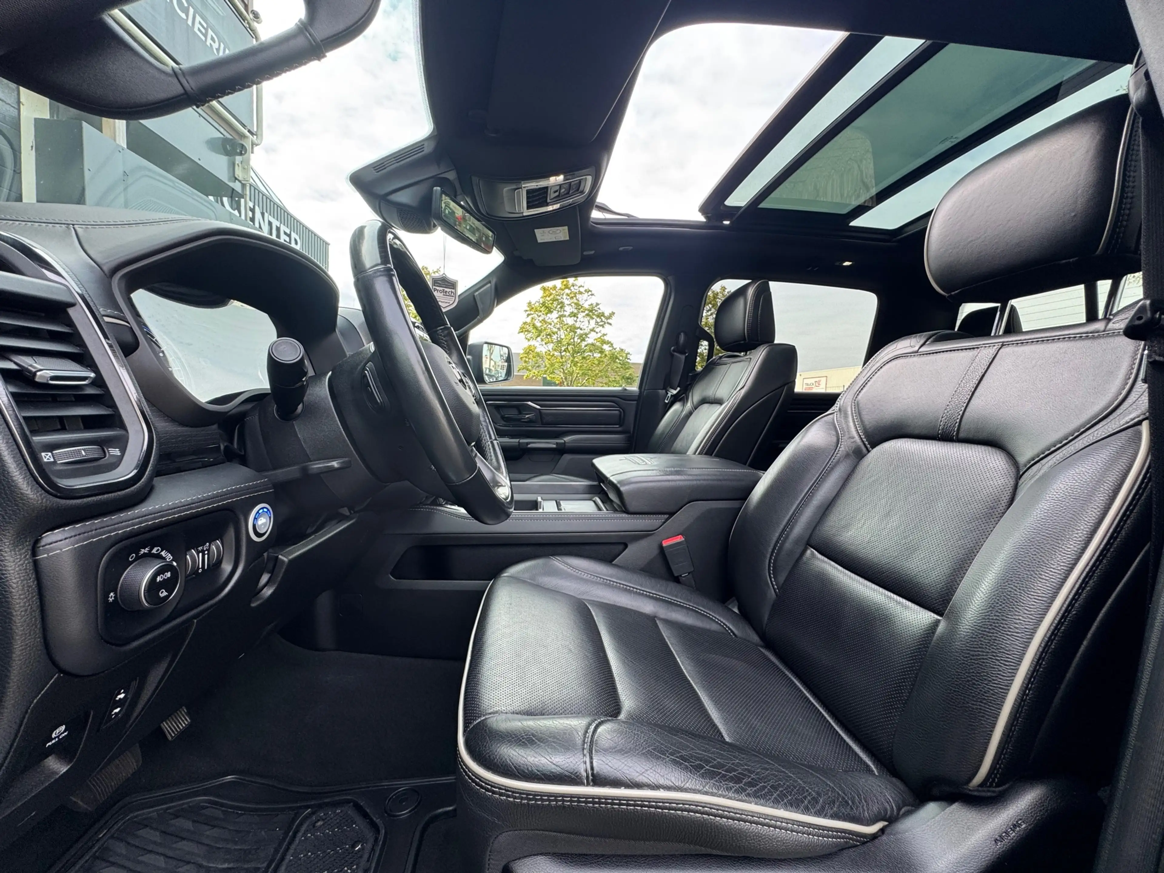 Dodge RAM 1500 5.7 V8 4x4 Crew Cab Limited Pano | H&K | HUD — photo 12