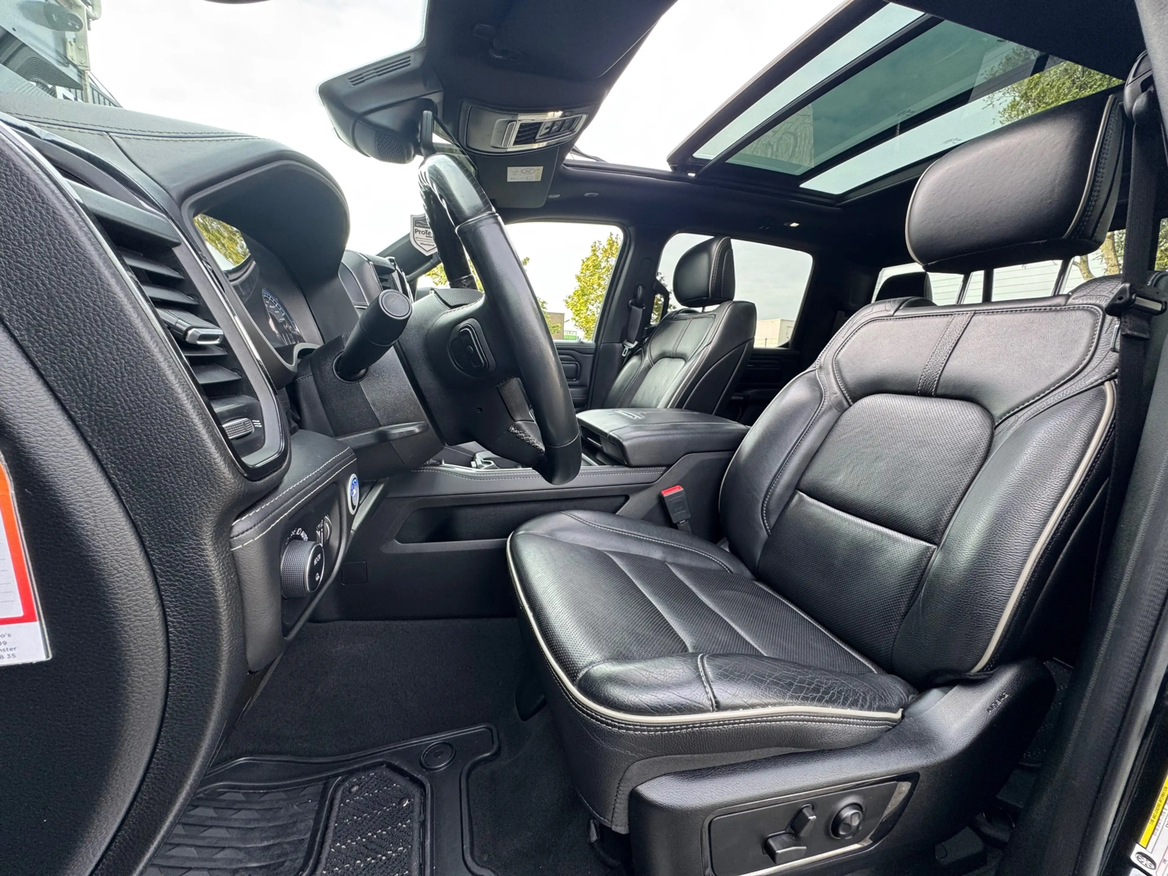 Dodge RAM 1500 5.7 V8 4x4 Crew Cab Limited Pano | H&K | HUD — photo 4