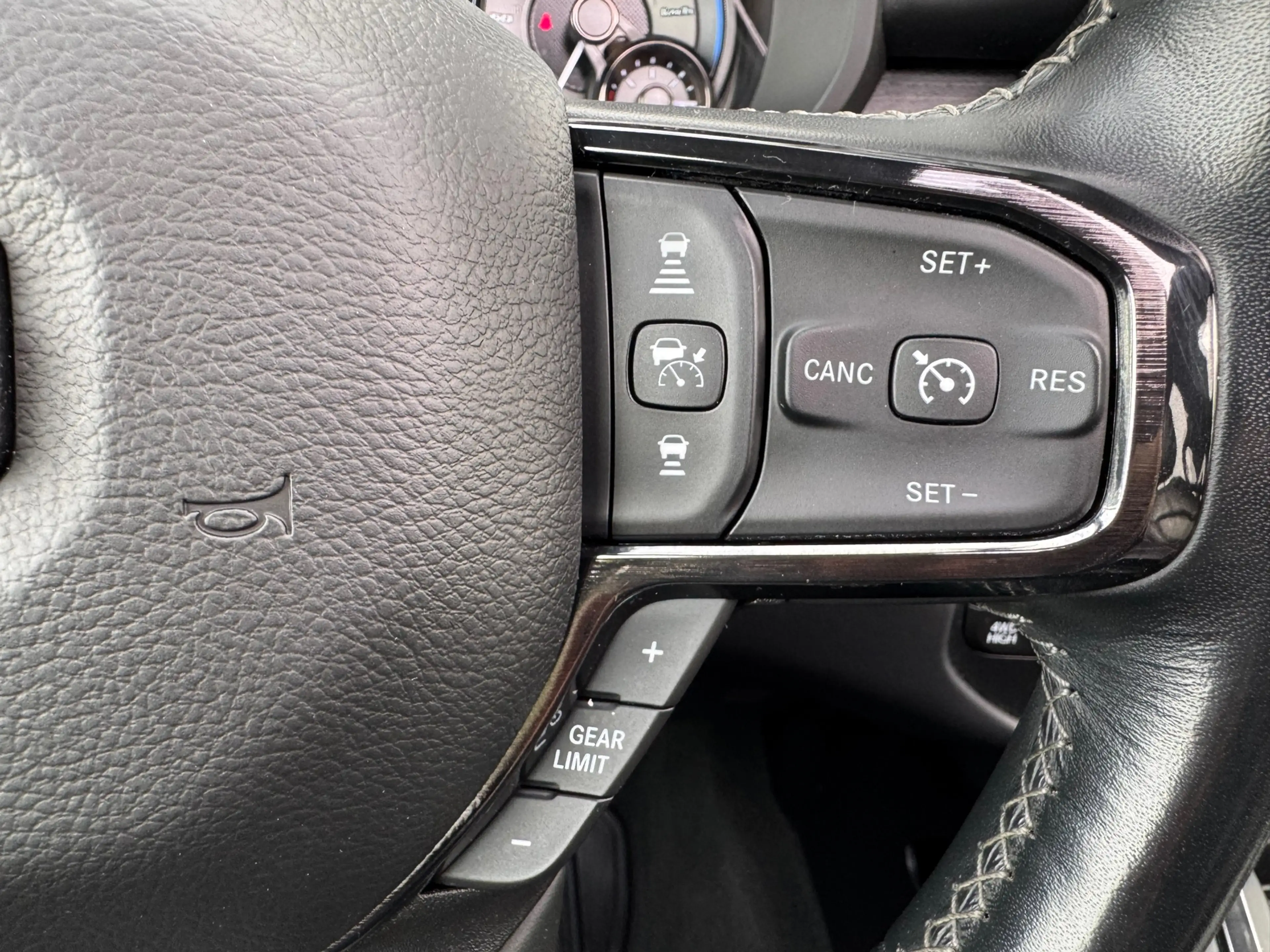 Dodge RAM 1500 5.7 V8 4x4 Crew Cab Limited Pano | H&K | HUD — photo 27