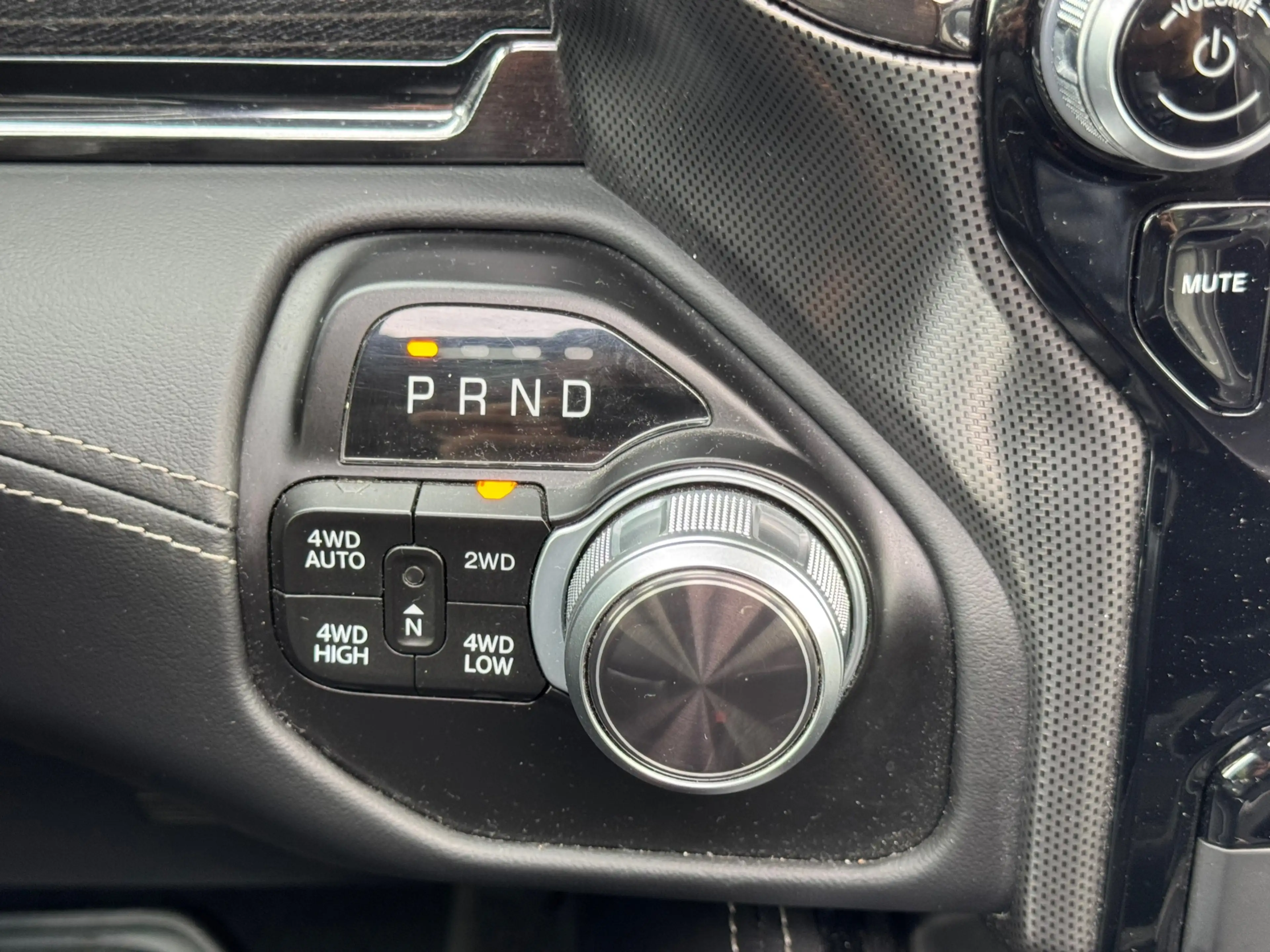 Dodge RAM 1500 5.7 V8 4x4 Crew Cab Limited Pano | H&K | HUD — photo 34