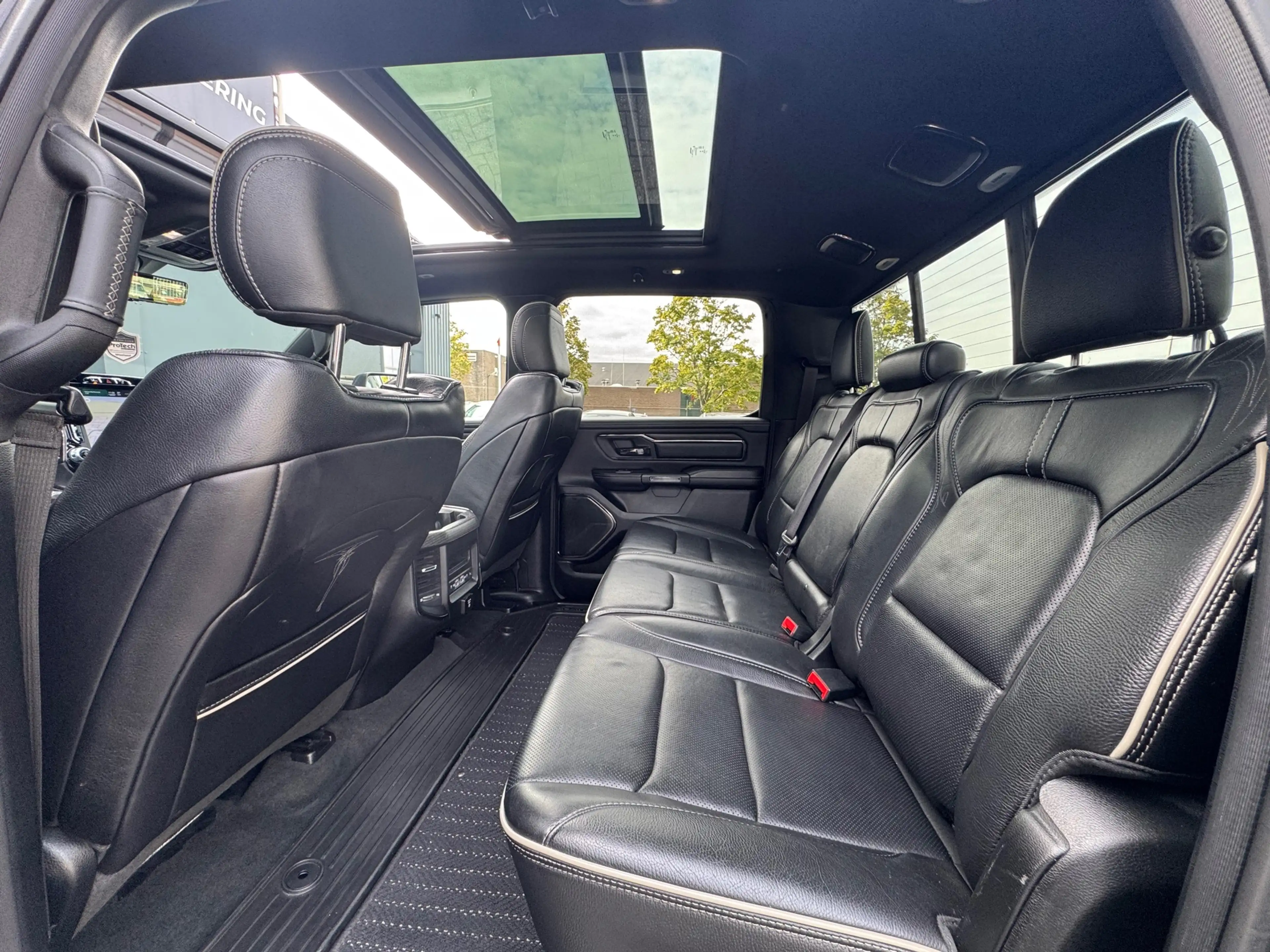 Dodge RAM 1500 5.7 V8 4x4 Crew Cab Limited Pano | H&K | HUD — photo 19