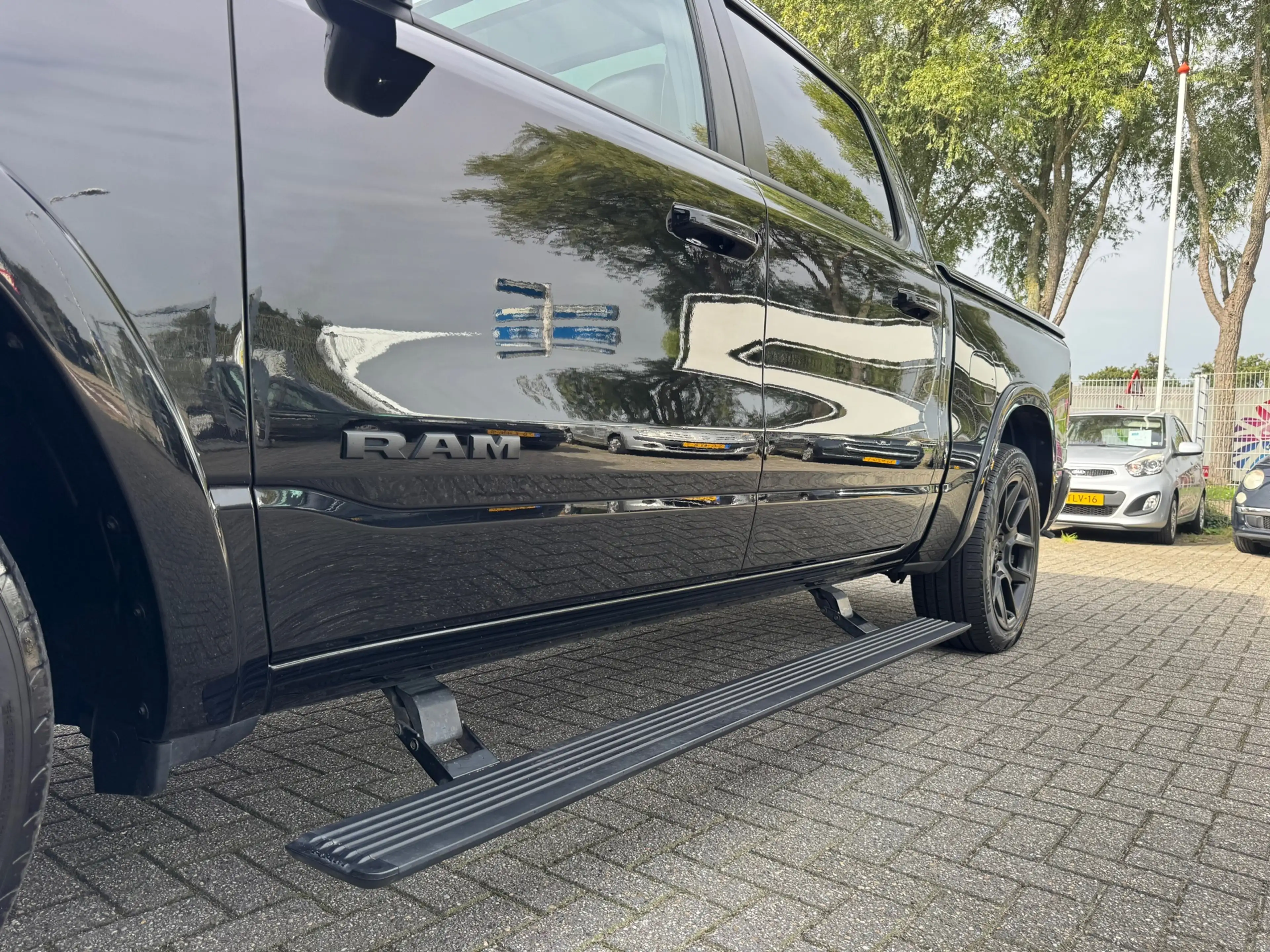 Dodge RAM 1500 5.7 V8 4x4 Crew Cab Limited Pano | H&K | HUD — photo 25
