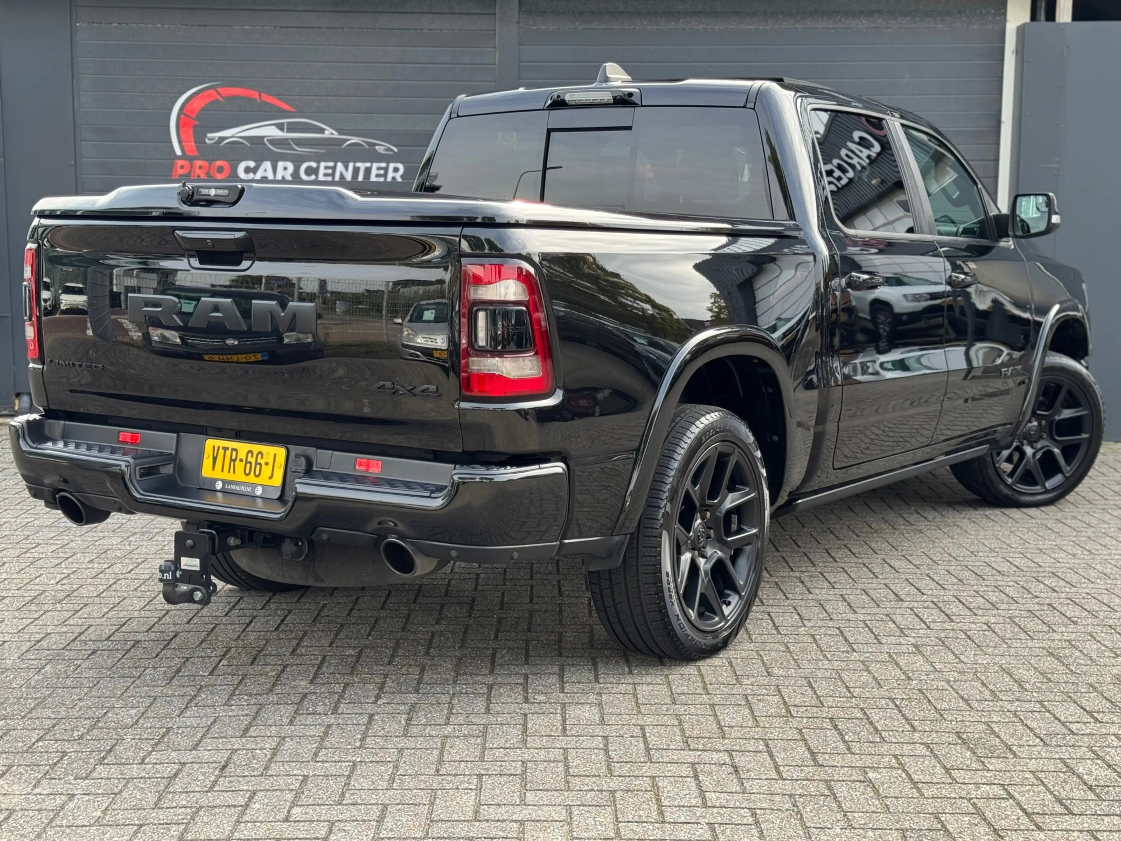 Dodge RAM 1500 5.7 V8 4x4 Crew Cab Limited Pano | H&K | HUD — photo 2