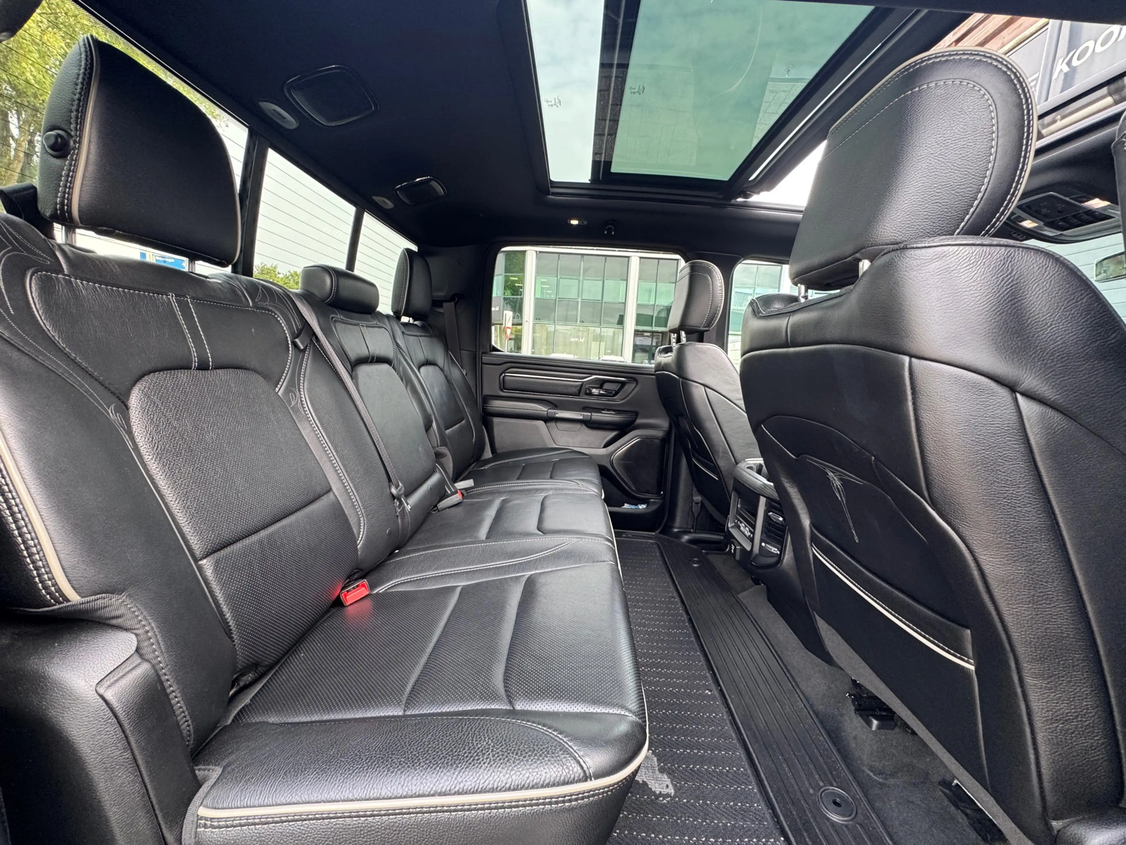 Dodge RAM 1500 5.7 V8 4x4 Crew Cab Limited Pano | H&K | HUD — photo 20
