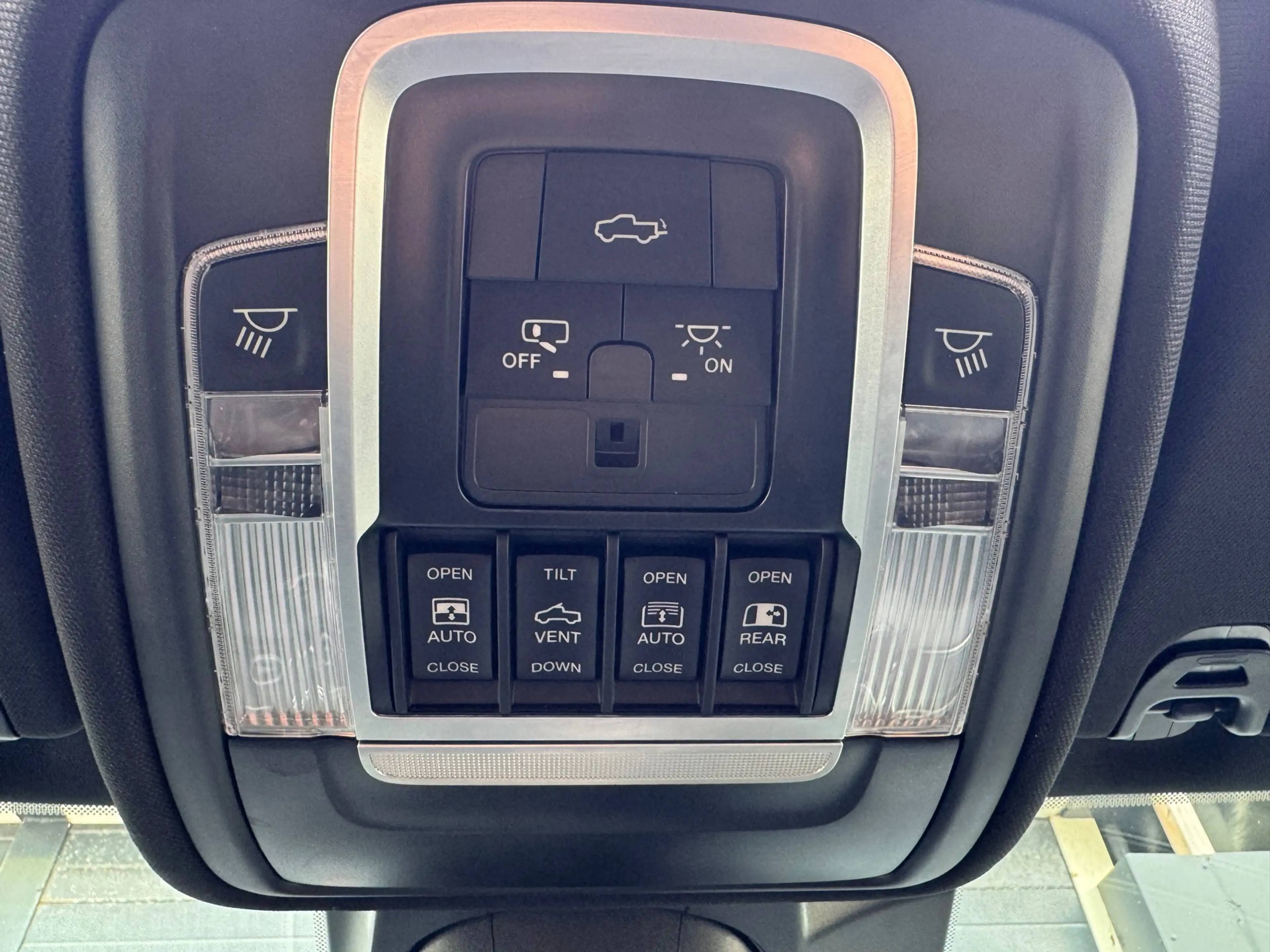 Dodge RAM 1500 5.7 V8 4x4 Crew Cab Limited Pano | H&K | HUD — photo 43