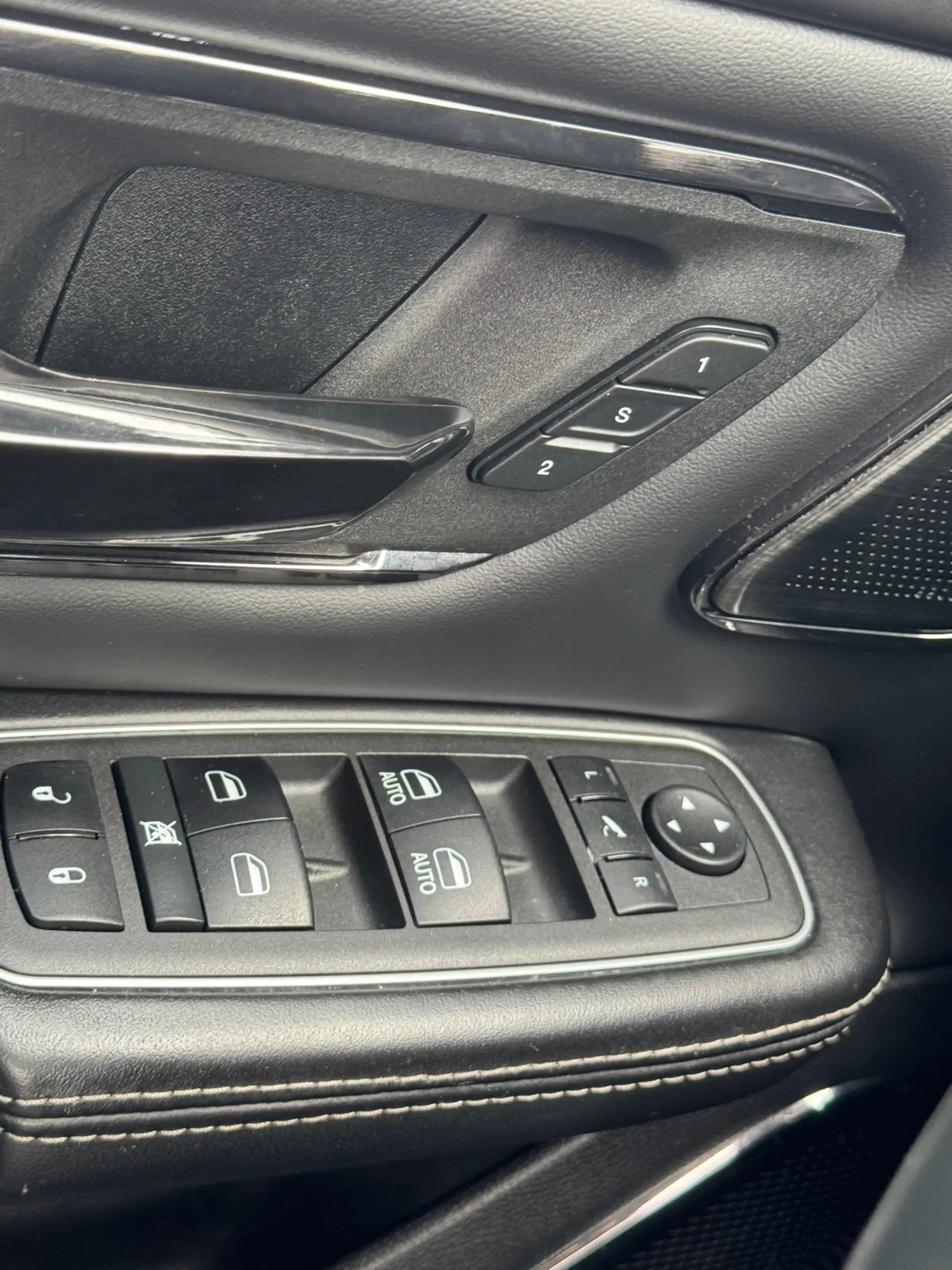 Dodge RAM 1500 5.7 V8 4x4 Crew Cab Limited Pano | H&K | HUD — photo 39