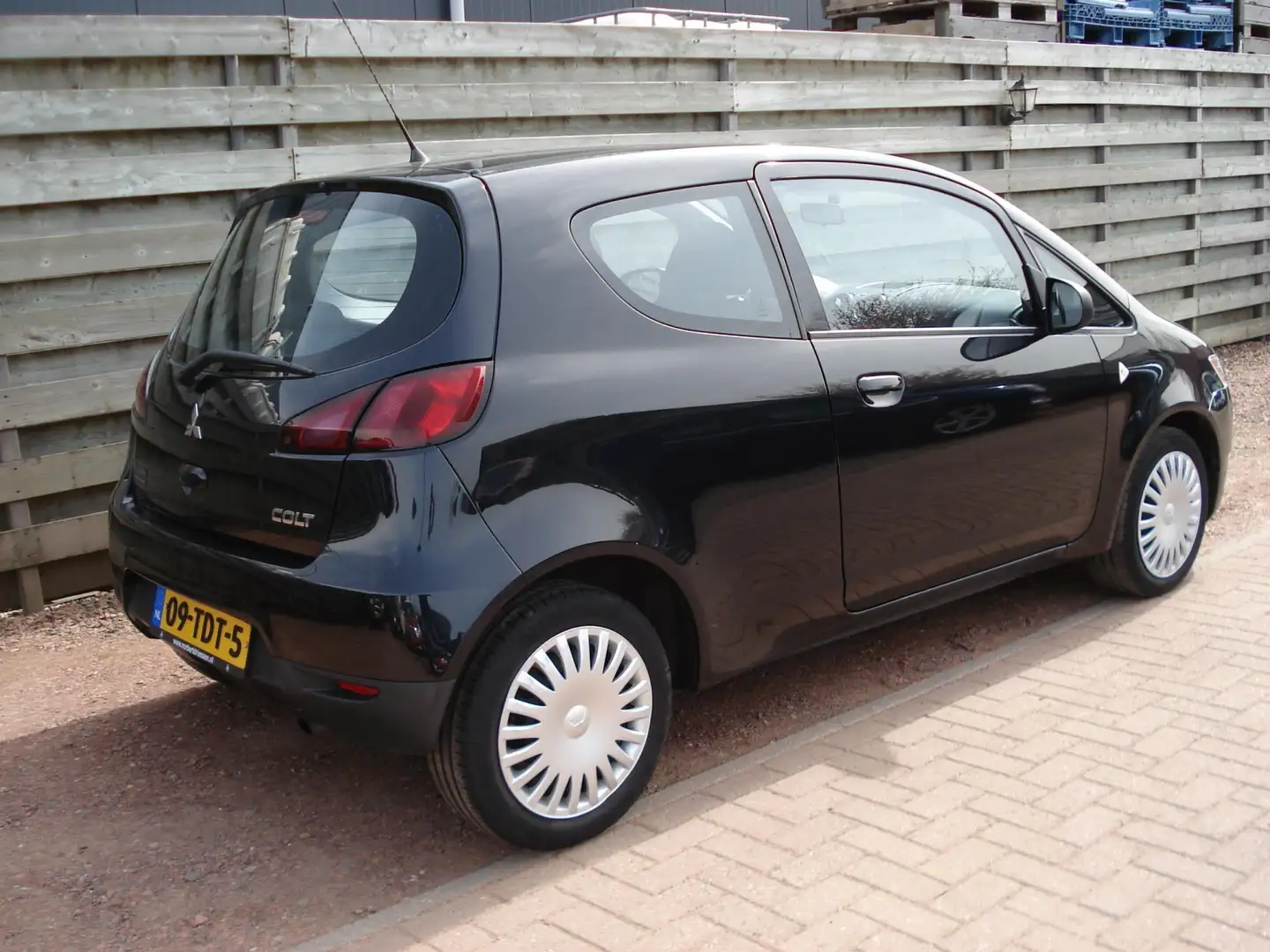 Mitsubishi Colt 1.1 Edition One Zwart - 2