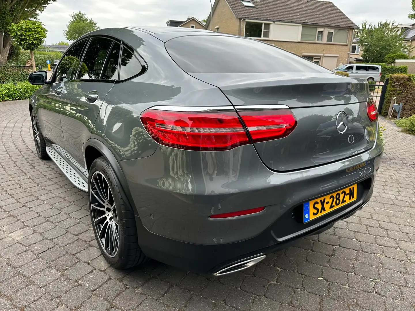 Mercedes-Benz GLC 250 Coupé 4MATIC, AMG, 360 Camera, Schuifdak Grijs - 2