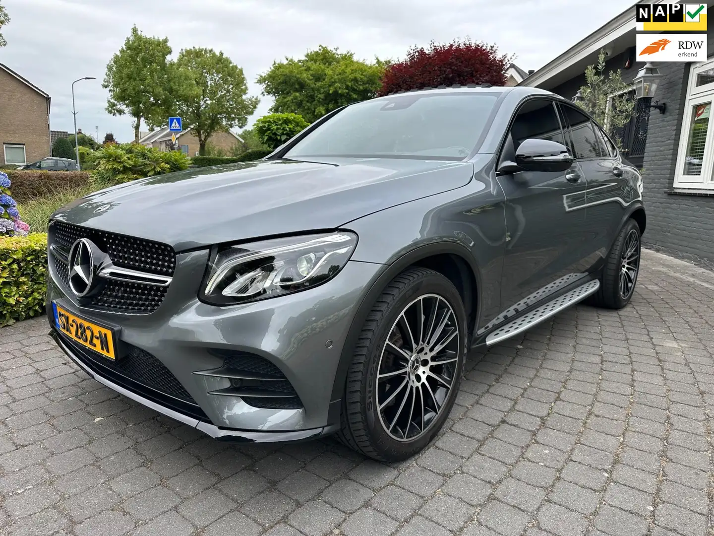 Mercedes-Benz GLC 250 Coupé 4MATIC, AMG, 360 Camera, Schuifdak Grijs - 1