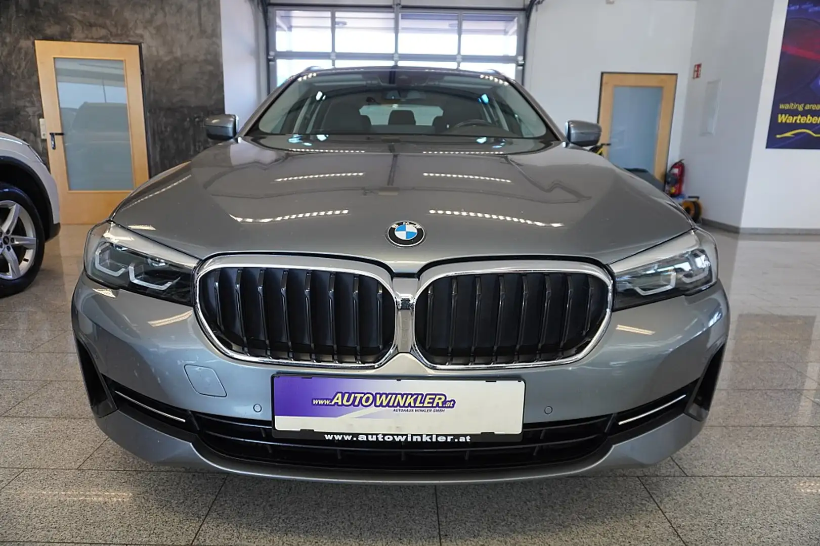 BMW 520 d 48 V Touring xDrive Aut./LED/Navi Prof/Leder Grau - 2