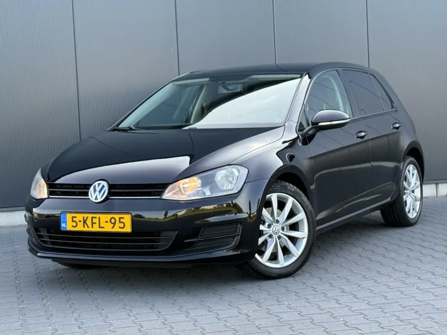 Volkswagen Golf 1.2 TSI Comfortline Navi - Cruise - Airco - Nette Zwart - 1