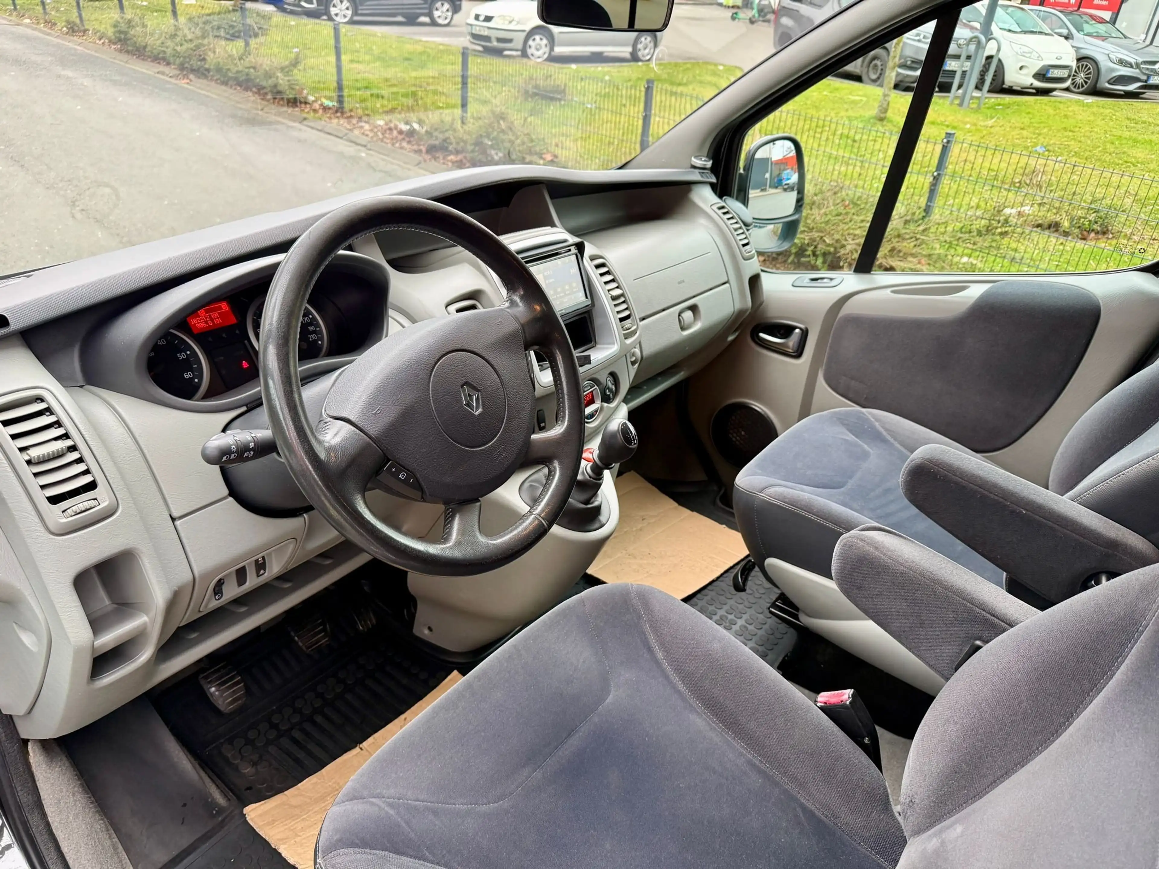 Renault Trafic Trafic 2.0 dCi 115 FAP Passenger Black Edition — photo 11