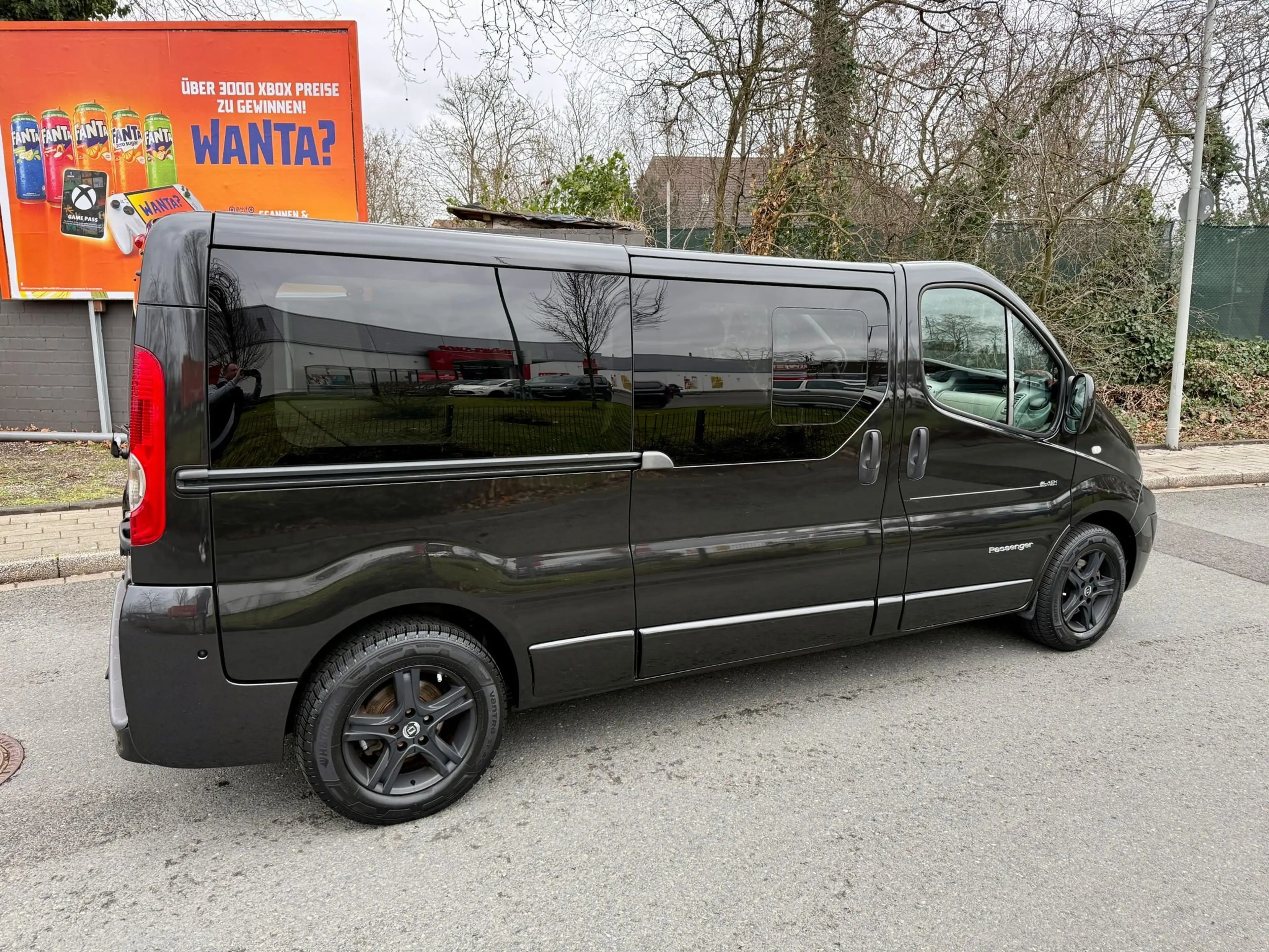 Renault Trafic Trafic 2.0 dCi 115 FAP Passenger Black Edition — photo 9
