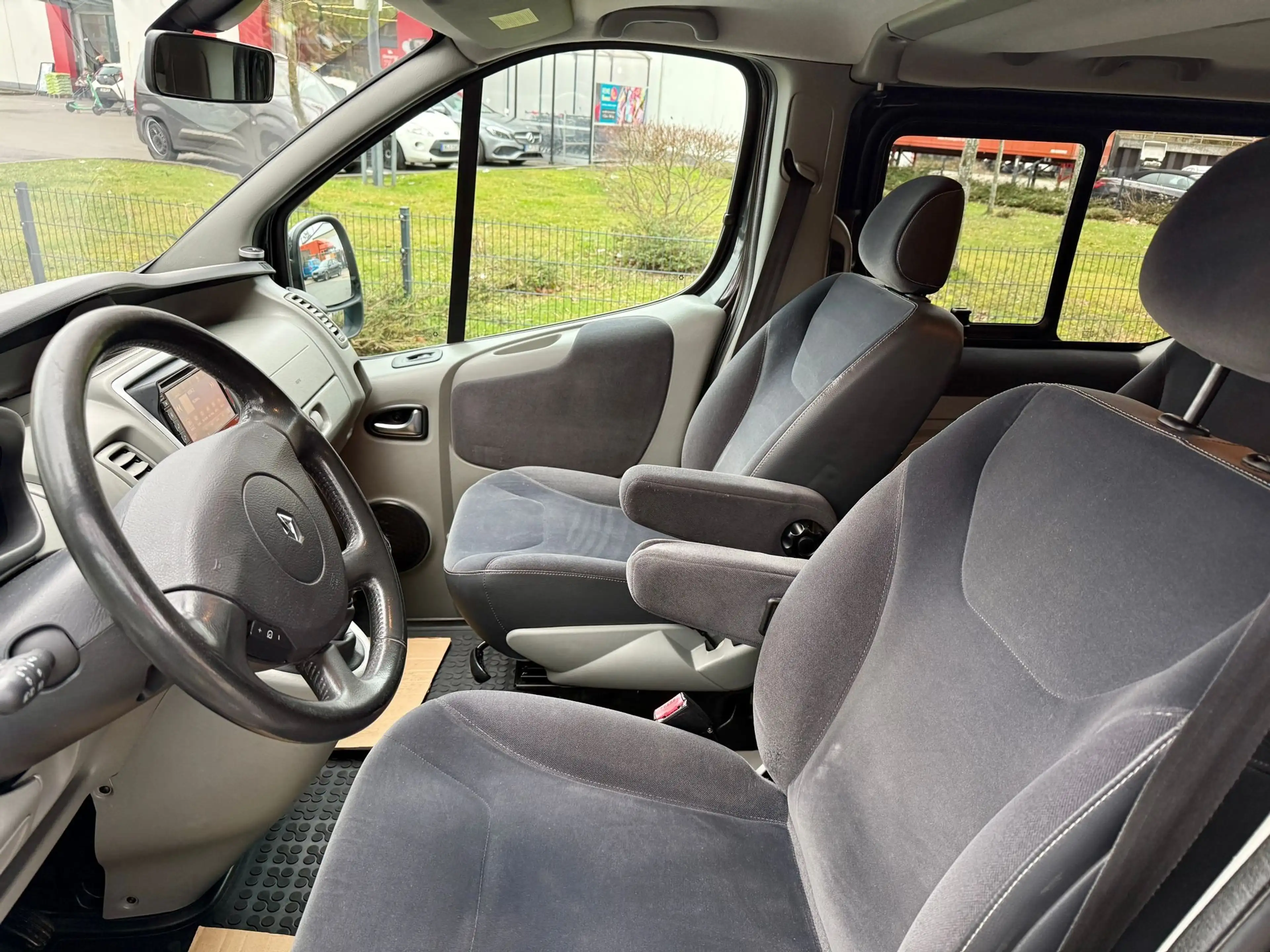 Renault Trafic Trafic 2.0 dCi 115 FAP Passenger Black Edition — photo 12