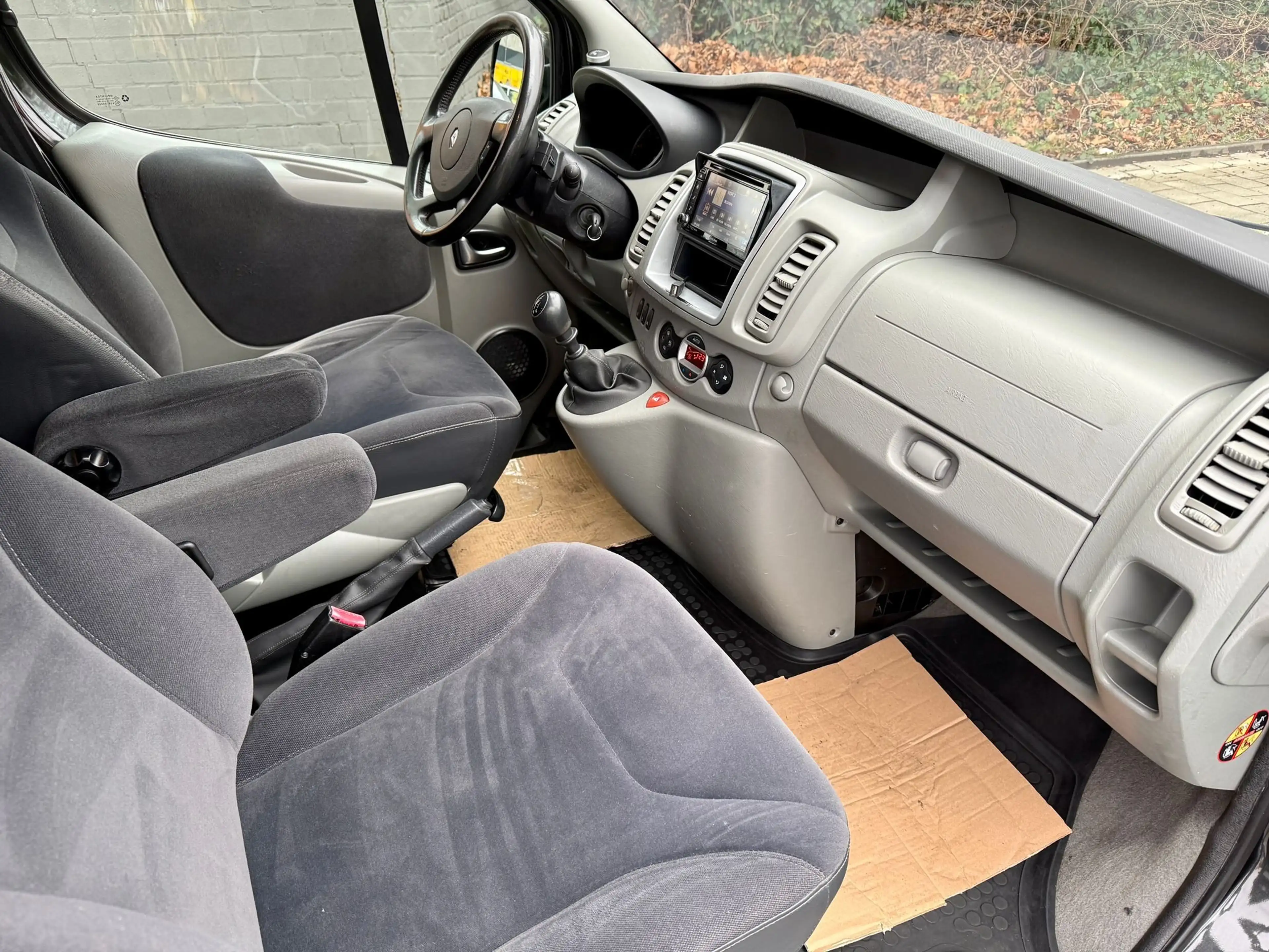 Renault Trafic Trafic 2.0 dCi 115 FAP Passenger Black Edition — photo 13
