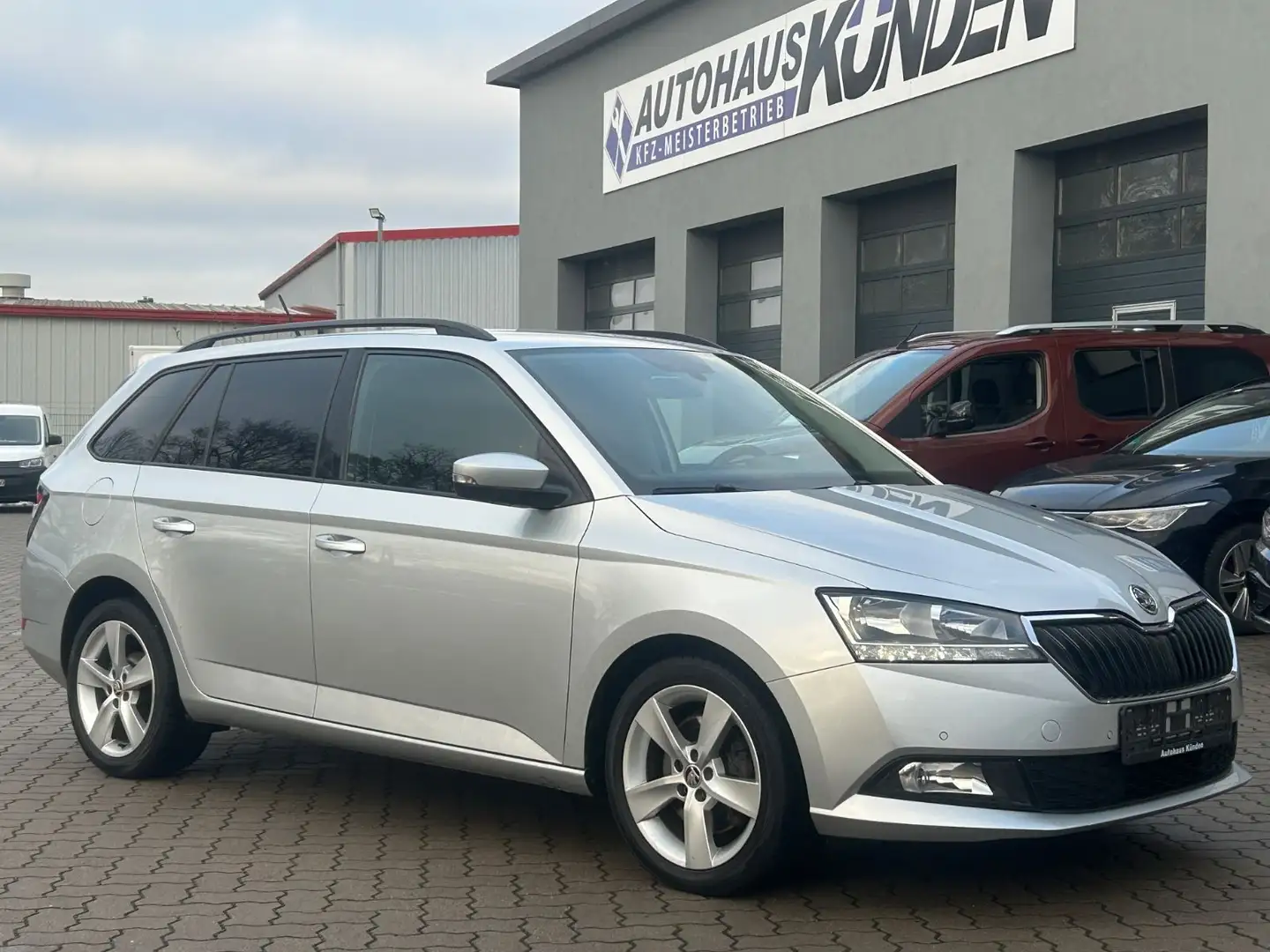 Skoda Fabia Combi 1.0 TSI Ambition °NAVI°TEMPOMAT* Silber - 1