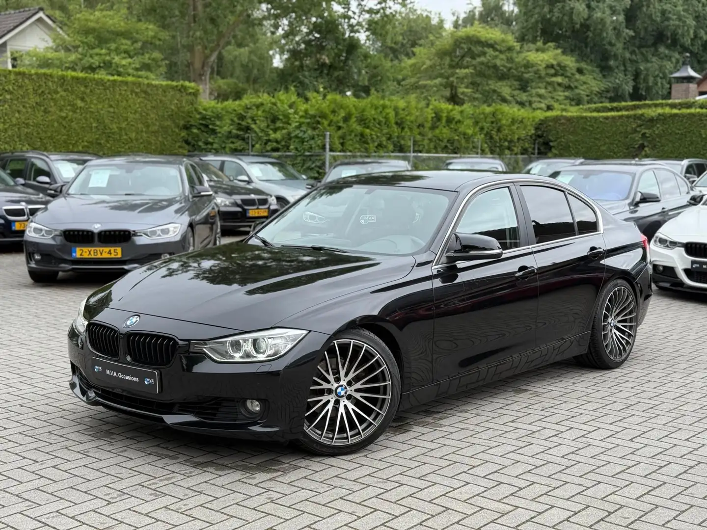 BMW 320 3-serie 320i High Executive|Xenon|Groot Navigatie| Zwart - 1