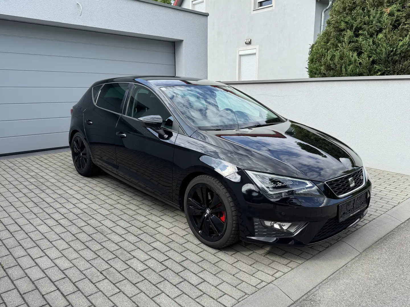 SEAT Leon ST FR 2,0 TDI CR Start-Stop DSG Start-Stopp Schwarz - 1