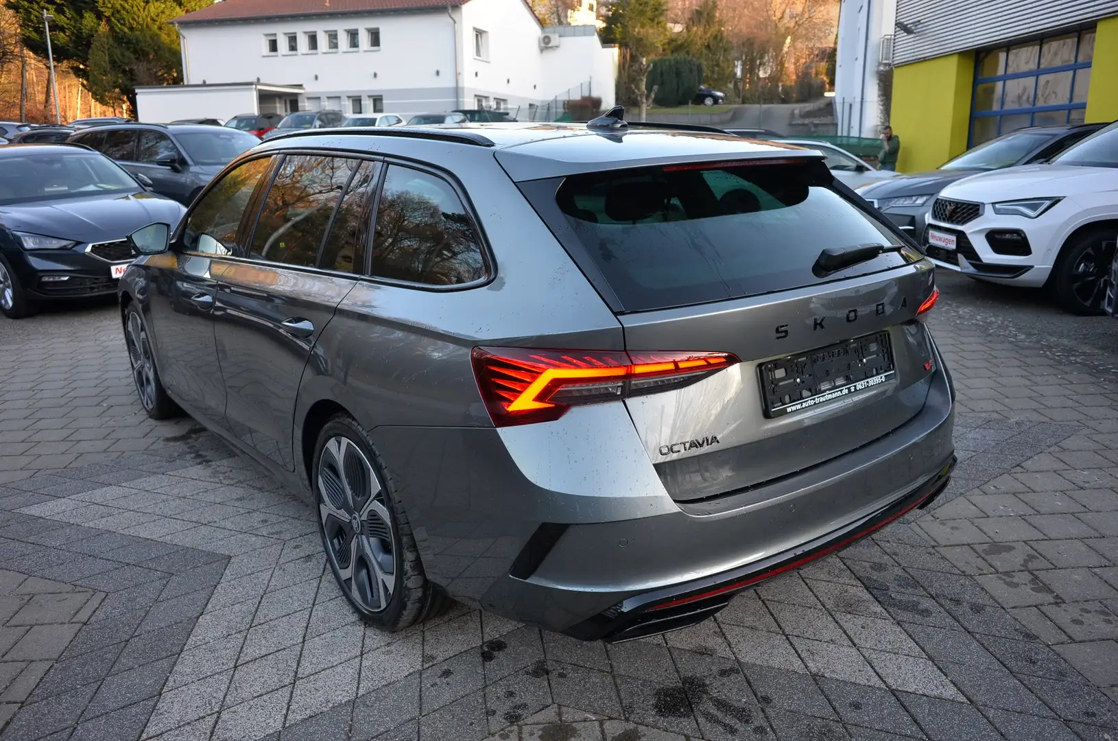 Skoda Octavia Octavia Combi 2.0 TSI DSG RS+5JGAR+CANTON+19+VAR Grau - 2