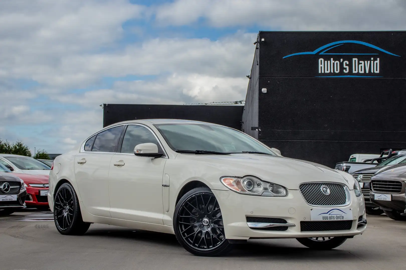 Jaguar XF 2.7 V6 Diesel / CAMERA / LEDER / XENON / 20" Wit - 1