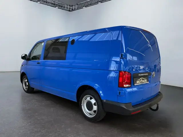 Volkswagen Transporter view 4