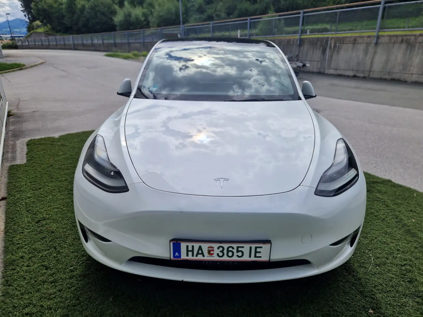 Tesla Model Y Long Range Dual AWD. 09/27 Garantie Weiß - 1