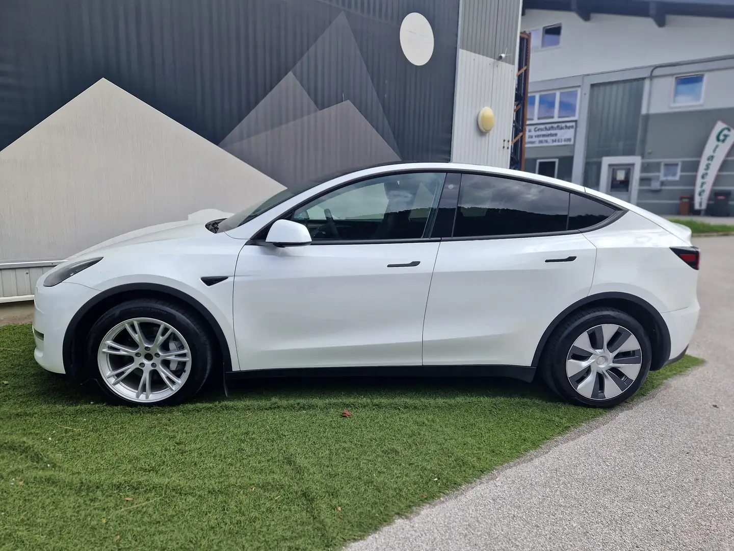 Tesla Model Y Long Range Dual AWD. 09/27 Garantie Weiß - 2