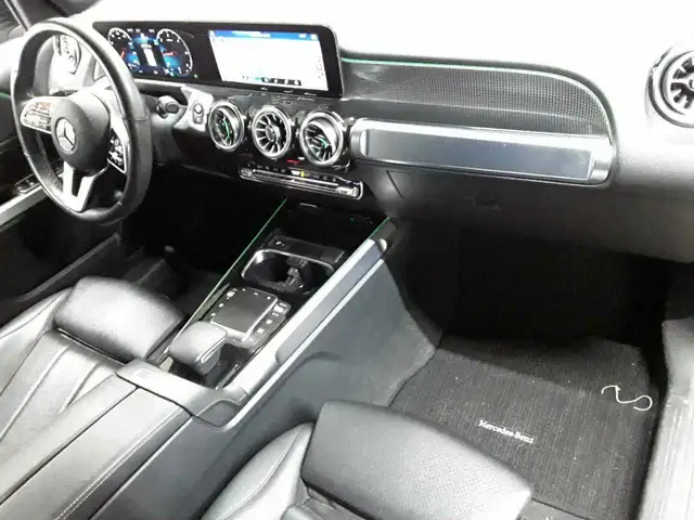 Mercedes-Benz GLB view 9