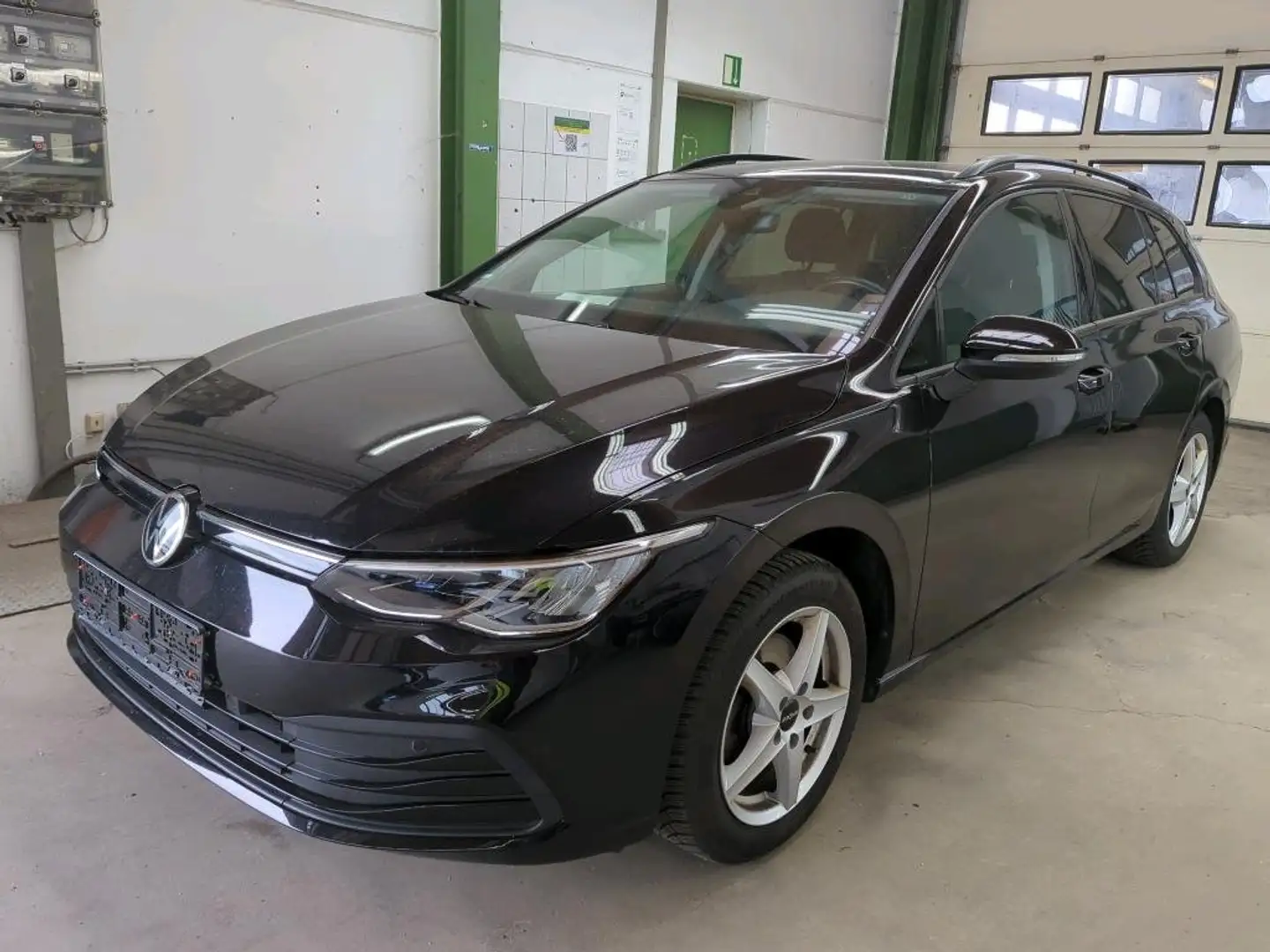 Volkswagen Golf VIII 1.0 eTSI Life Navi ACC LED Zwart - 1
