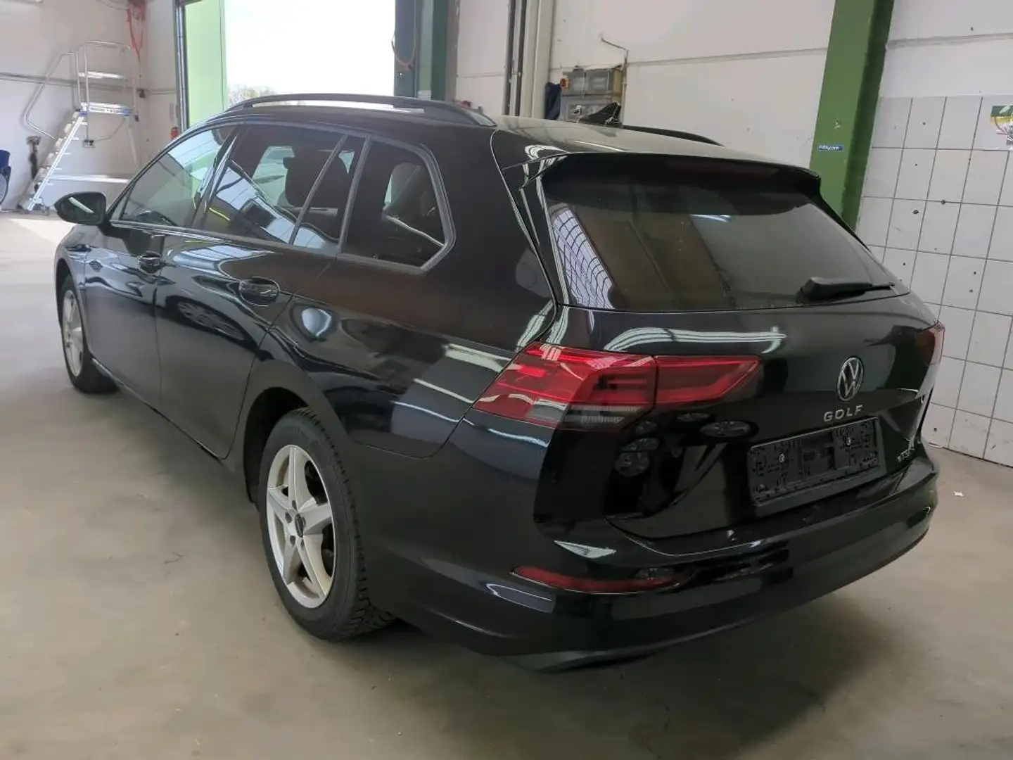 Volkswagen Golf VIII 1.0 eTSI Life Navi ACC LED Zwart - 2