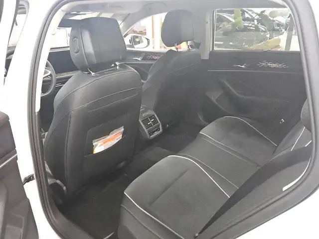 Volkswagen Passat view 11