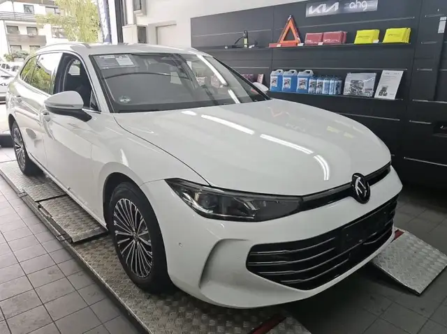 Volkswagen Passat view 2