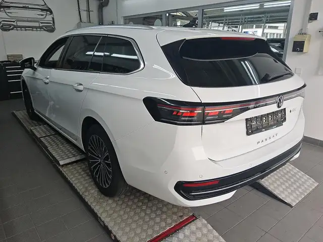 Volkswagen Passat view 3