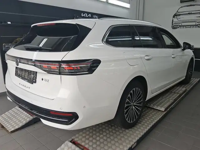 Volkswagen Passat view 4