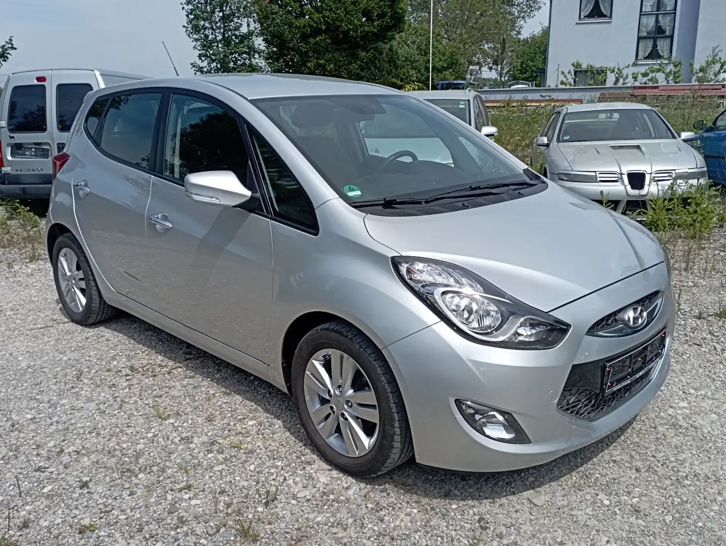 Hyundai iX20 1.6 CRDI  Comf "72700 km*Navi*AHK*PDC" Silber - 2
