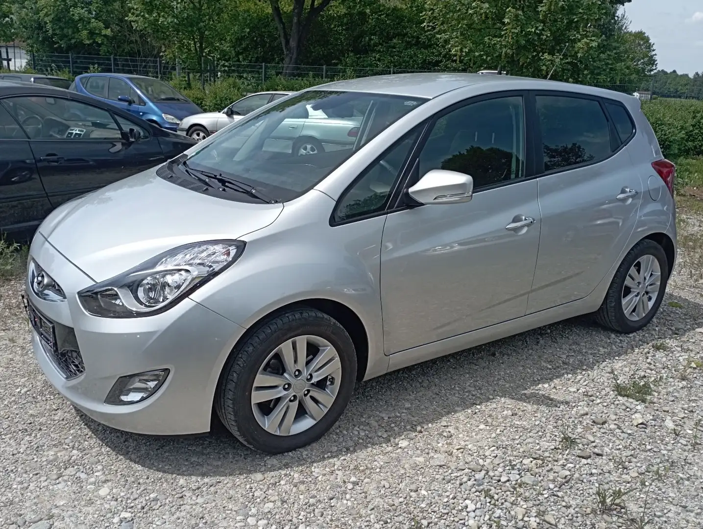 Hyundai iX20 1.6 CRDI  Comf "72700 km*Navi*AHK*PDC" Silber - 1