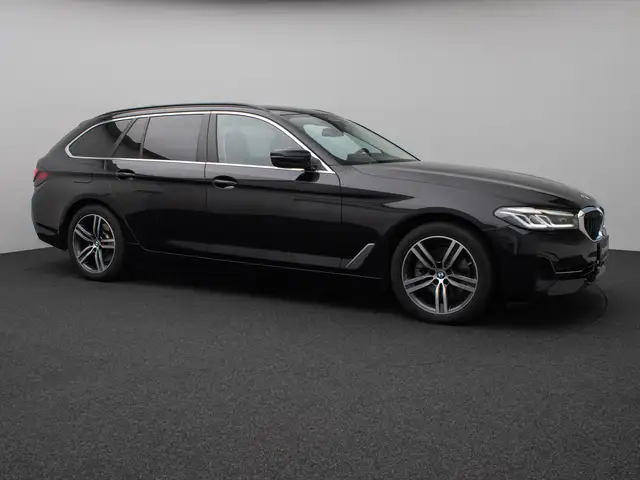 BMW 5 Series view 4