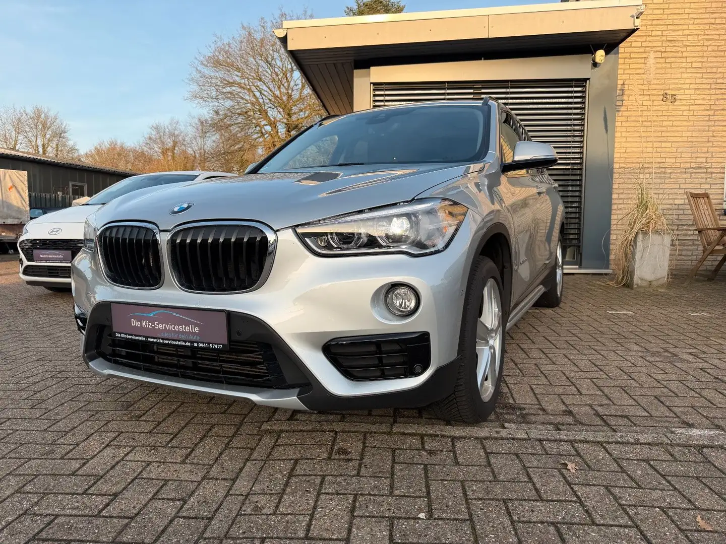 BMW X1 xDrive 20 i Sport Line Silber - 1