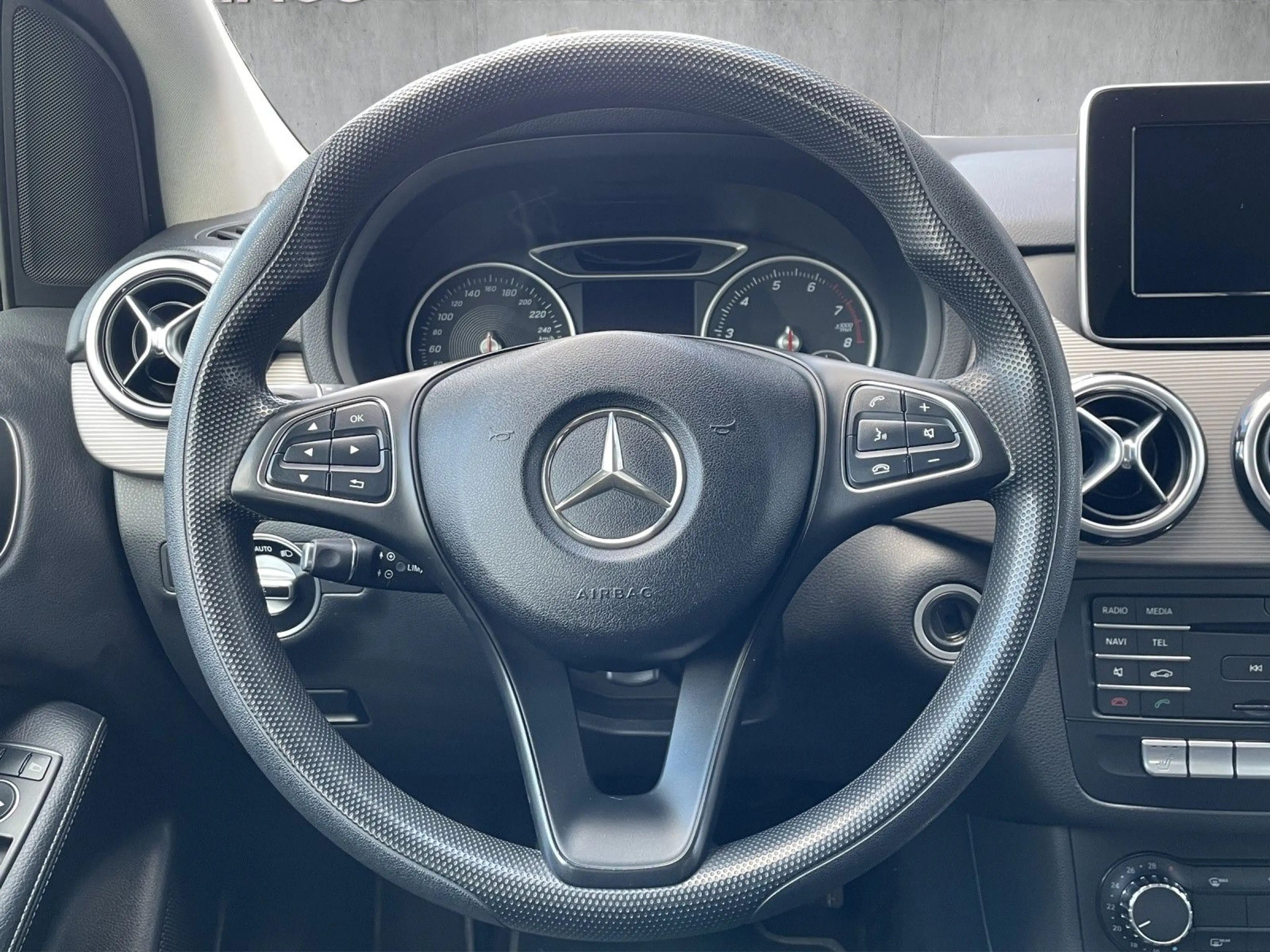 Mercedes-Benz B 180 STYLE*AHK*NAVI*KAMERA*PDC*KLIMA*GRA*1.Hand — photo 14