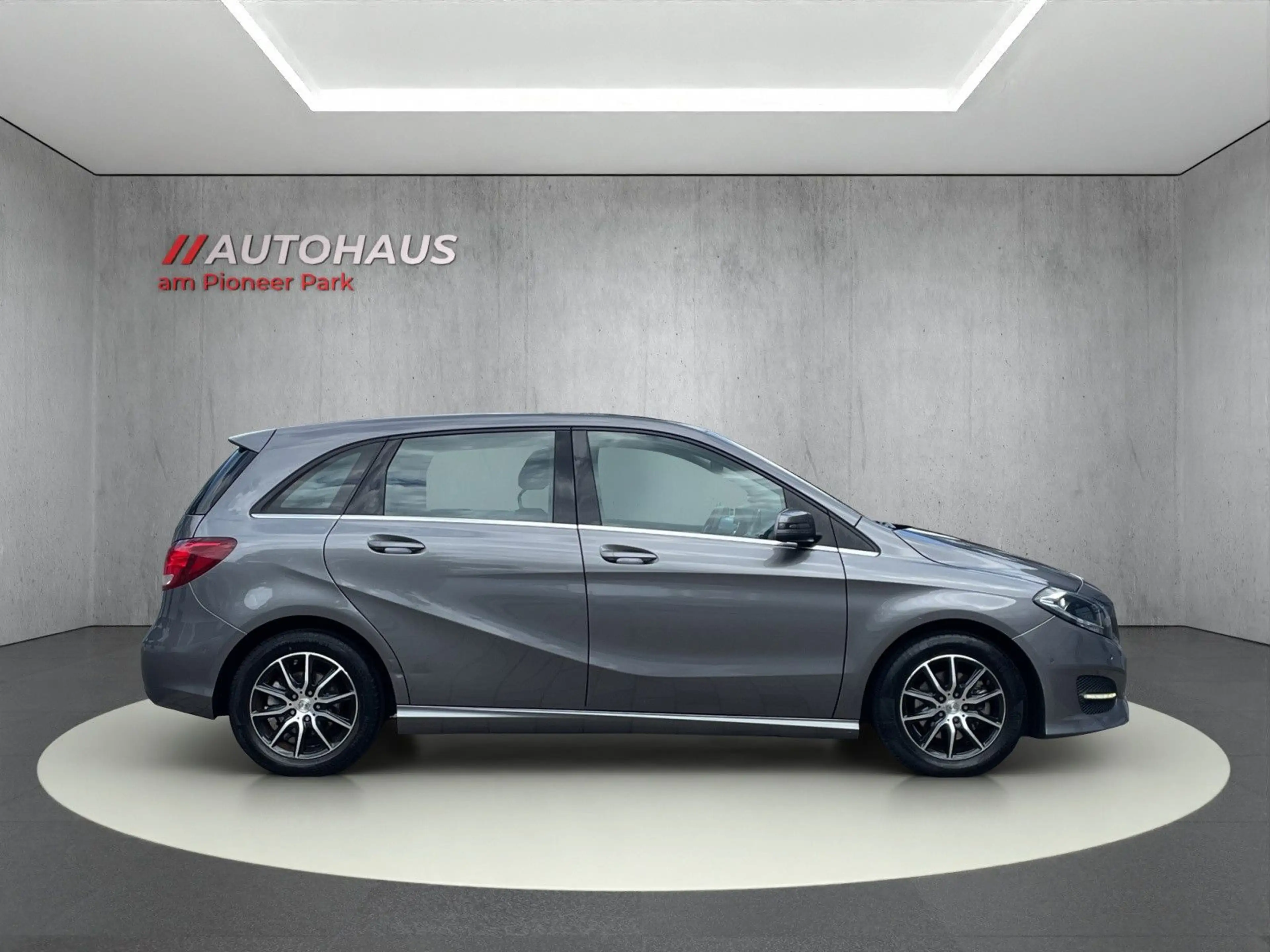 Mercedes-Benz B 180 STYLE*AHK*NAVI*KAMERA*PDC*KLIMA*GRA*1.Hand — photo 6